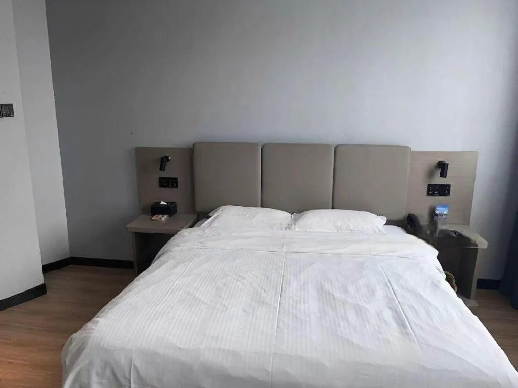 Bed in GreenTree Inn Hefei East Wangjiang Road CTCE Express Hotel