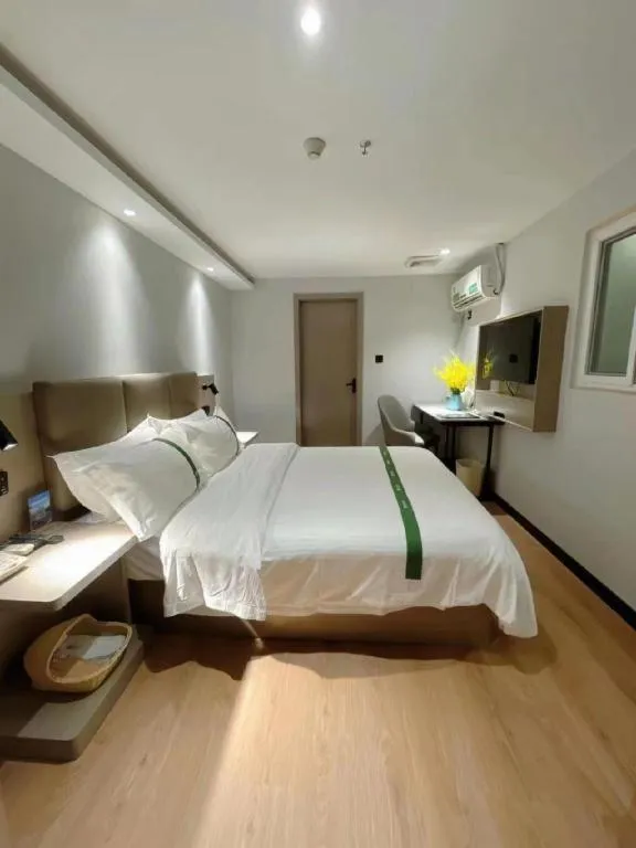 Bed in GreenTree Inn Hefei East Wangjiang Road CTCE Express Hotel