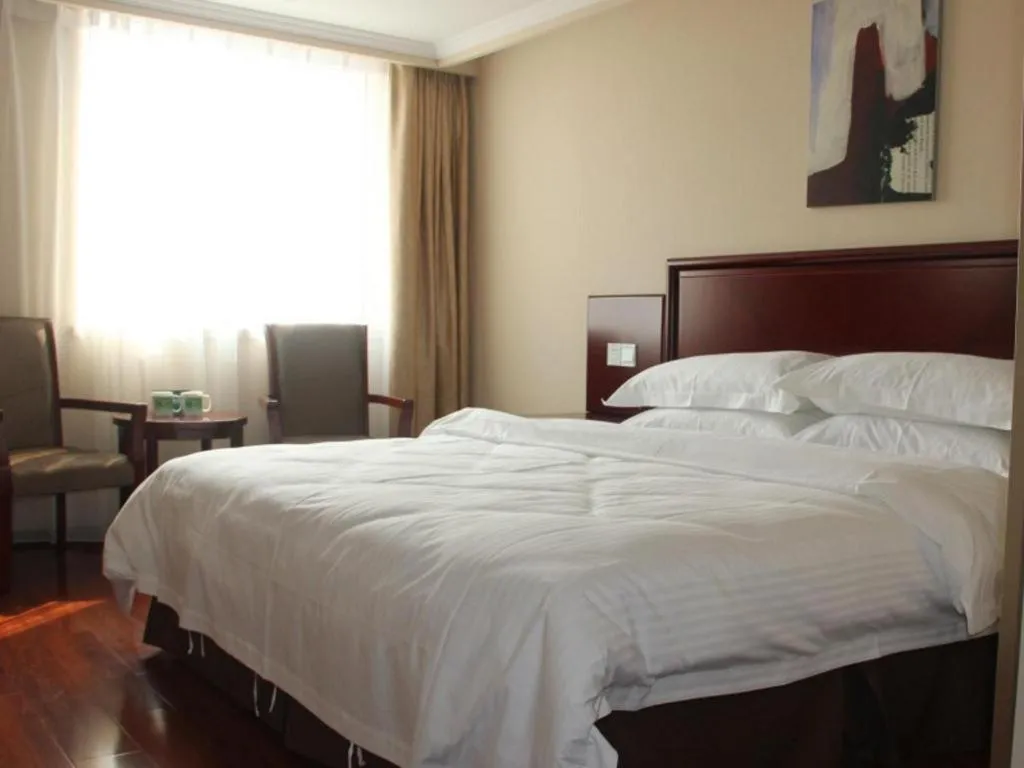 Bed in GreenTree Inn Hefei East Wangjiang Road CTCE Express Hotel