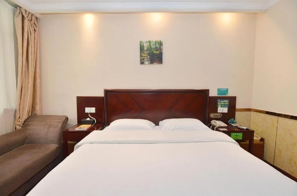 Bed in GreenTree Inn Hefei East Wangjiang Road CTCE Express Hotel