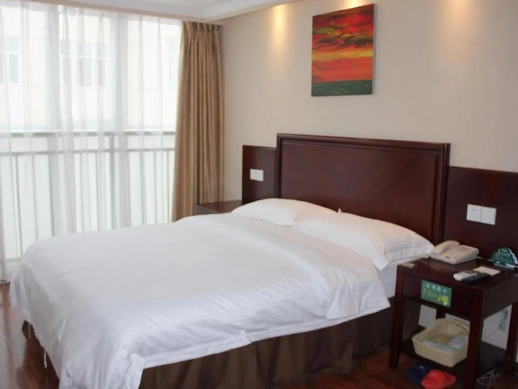Bed in GreenTree Inn Hefei East Wangjiang Road CTCE Express Hotel