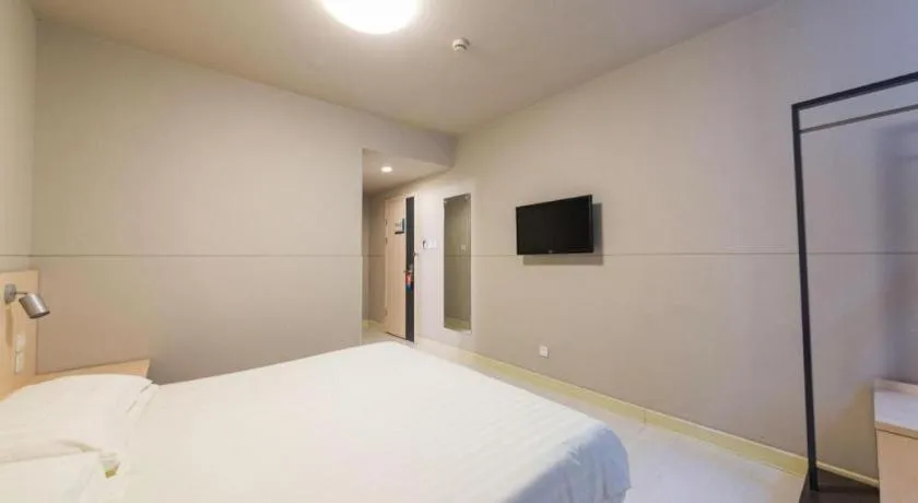 Bed in Jinjiang Inn Wuhan Linjiaohu Wanda Branch