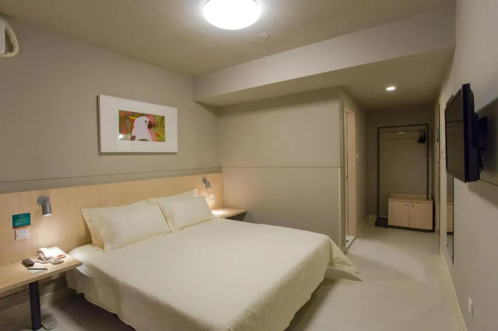Bed in Jinjiang Inn Wuhan Linjiaohu Wanda Branch