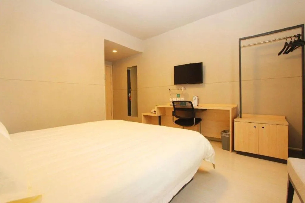 Bed in Jinjiang Inn Wuhan Linjiaohu Wanda Branch