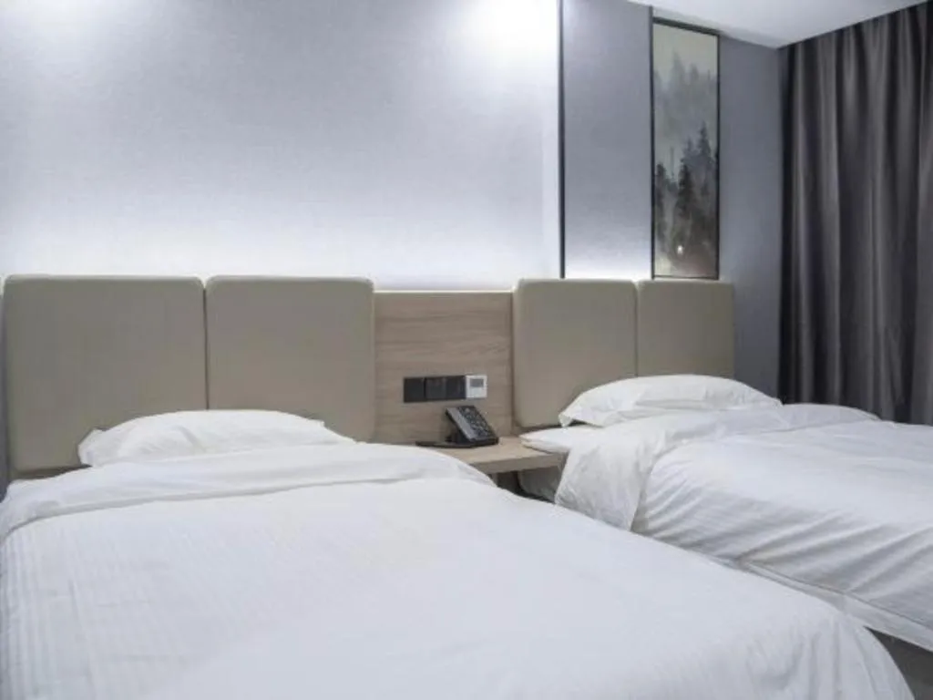 Bed in GreenTree Inn Anqing Tongcheng South Shengtang Road Shengtang International Business Hotel