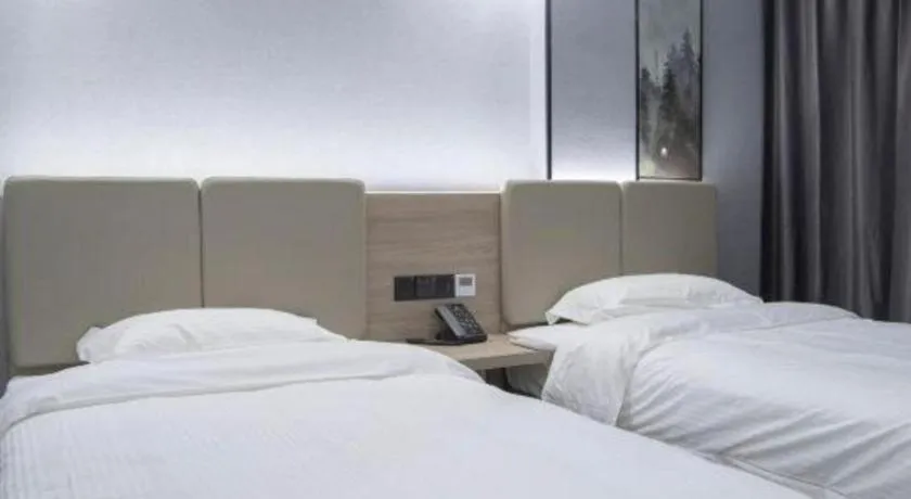 Bed in GreenTree Inn Anqing Tongcheng South Shengtang Road Shengtang International Business Hotel