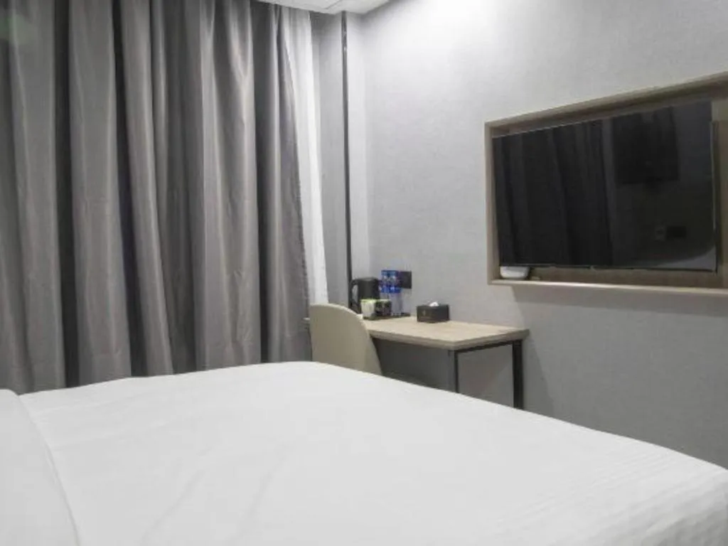 Bed in GreenTree Inn Anqing Tongcheng South Shengtang Road Shengtang International Business Hotel