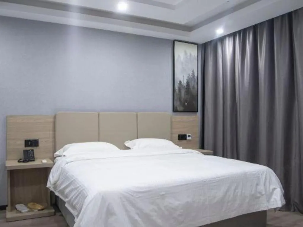 Bed in GreenTree Inn Anqing Tongcheng South Shengtang Road Shengtang International Business Hotel