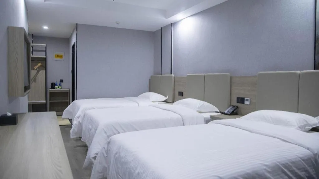 Bed in GreenTree Inn Anqing Tongcheng South Shengtang Road Shengtang International Business Hotel