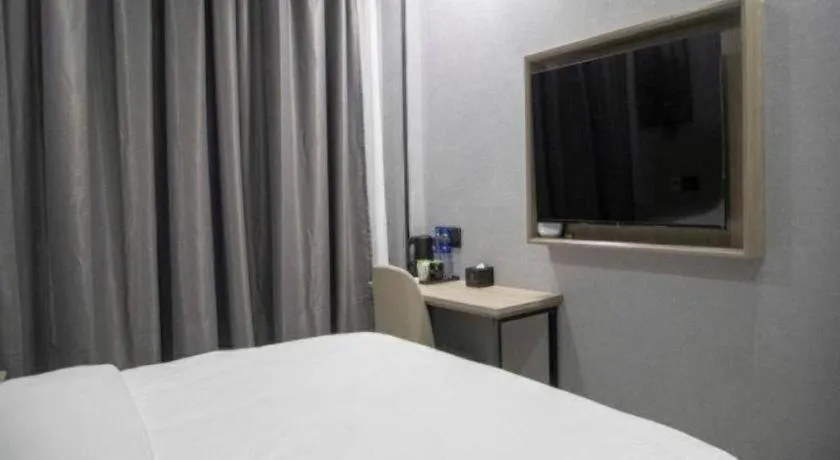 Bed in GreenTree Inn Anqing Tongcheng South Shengtang Road Shengtang International Business Hotel
