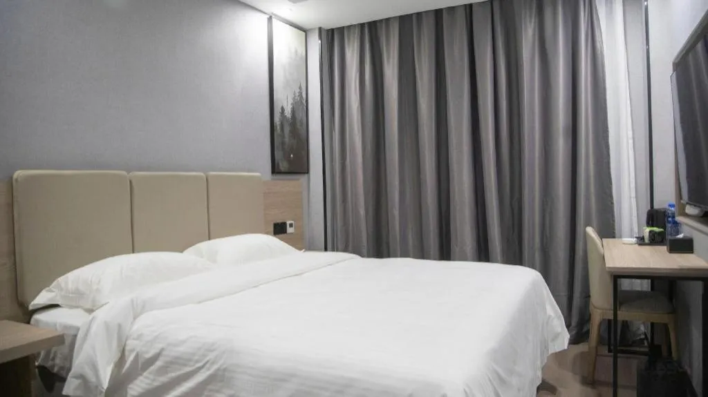 Bed in GreenTree Inn Anqing Tongcheng South Shengtang Road Shengtang International Business Hotel