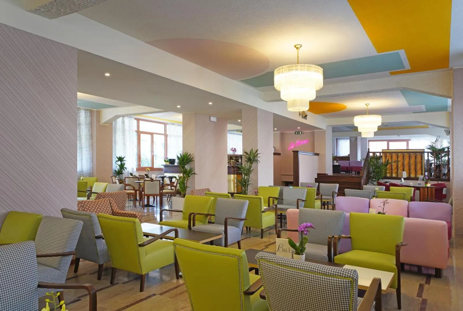 Communal lounge/ TV room in Hotel La Perla - Bike Hotel