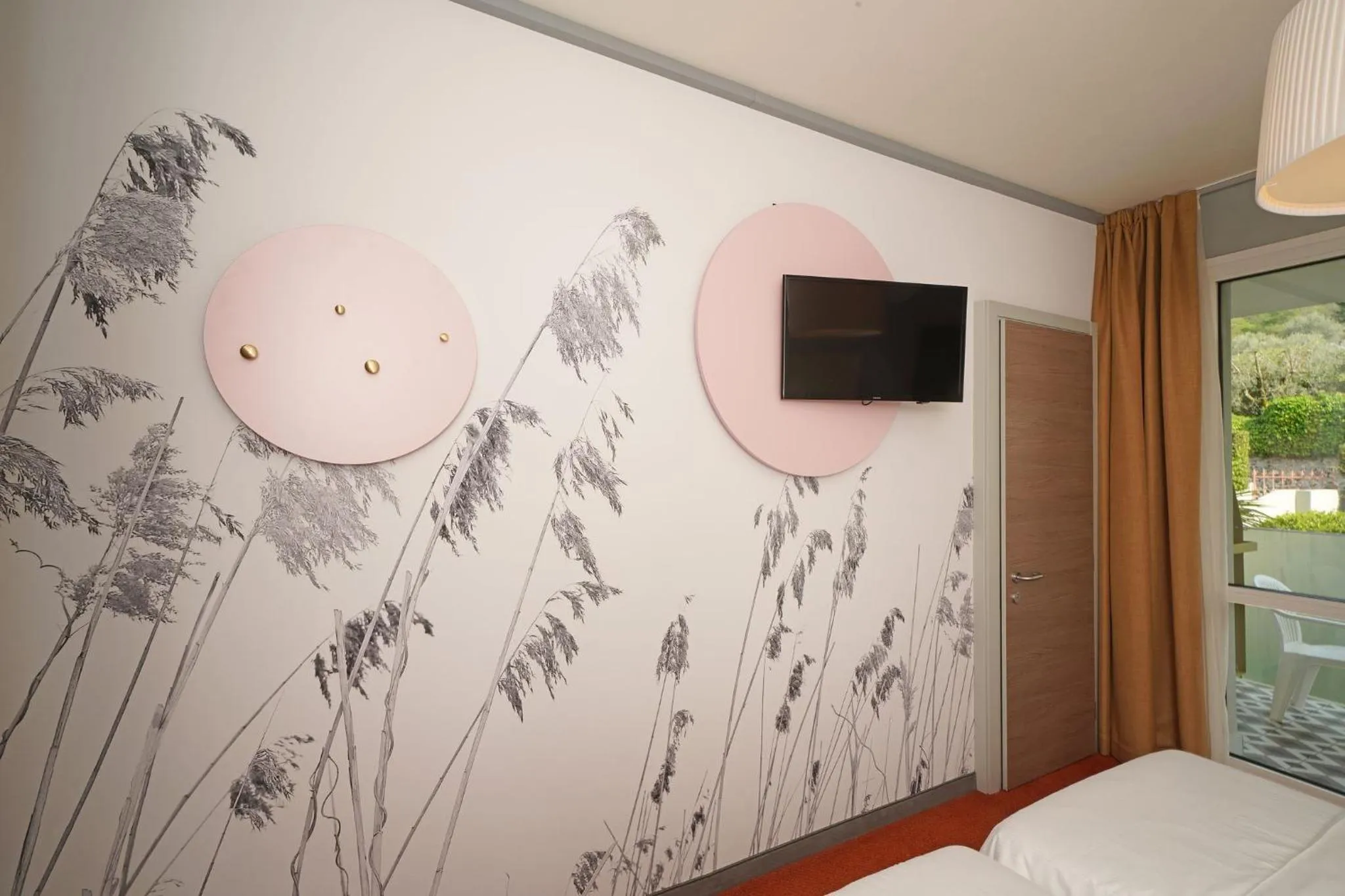 TV and multimedia, Bed in Hotel La Perla - Bike Hotel