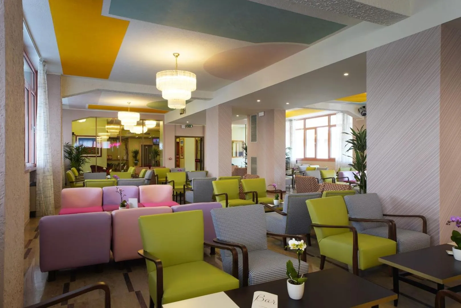 Communal lounge/ TV room in Hotel La Perla - Bike Hotel