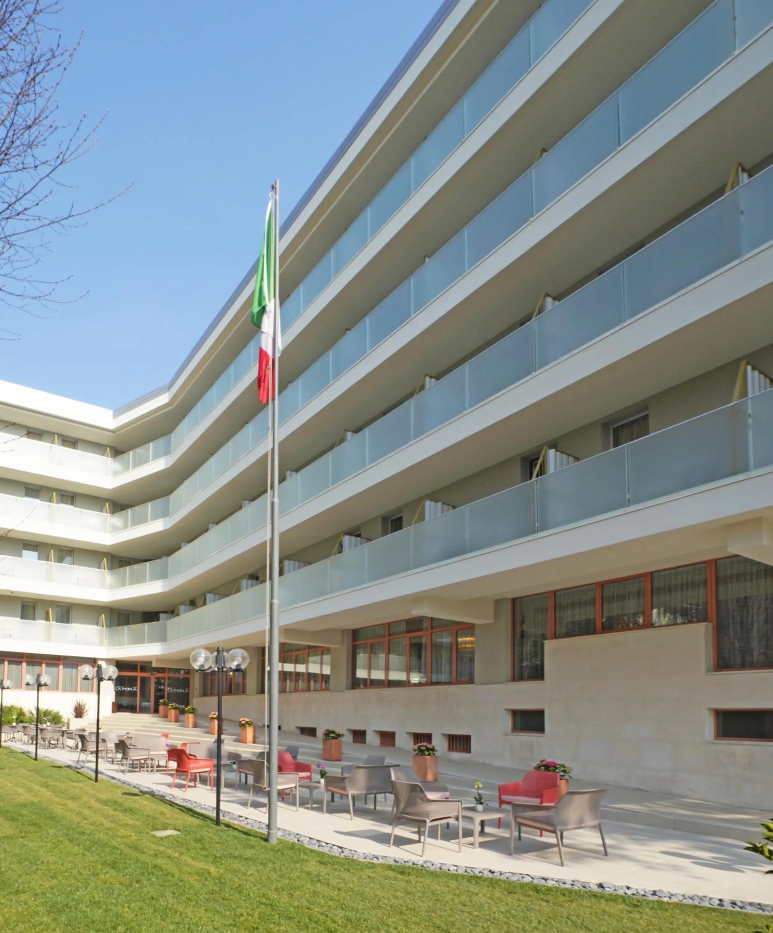 Facade/entrance in Hotel La Perla - Bike Hotel