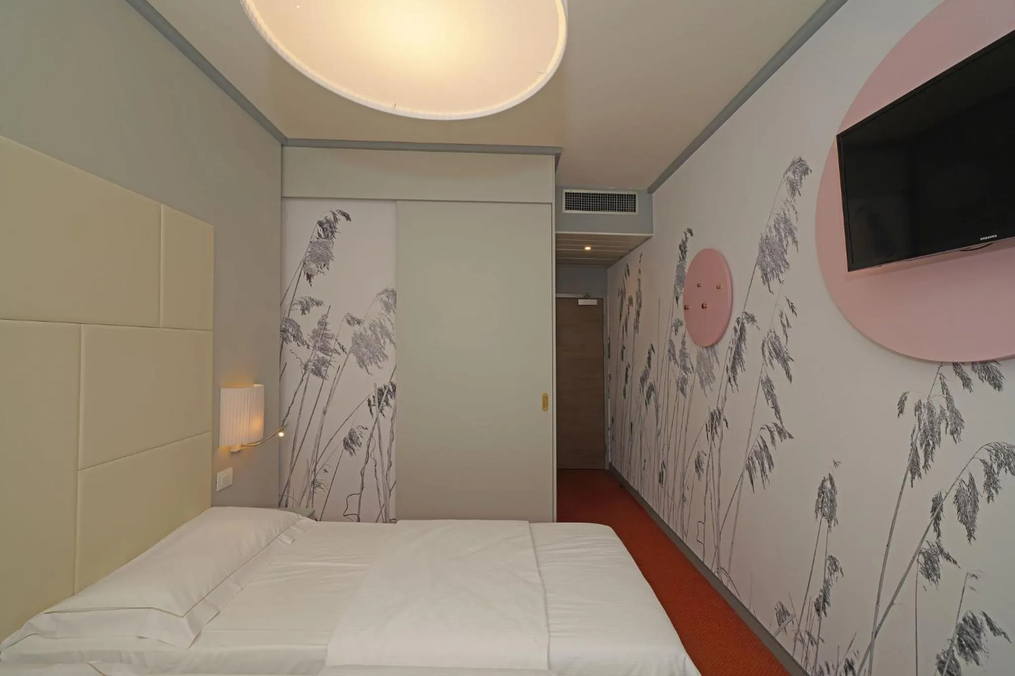 Bed in Hotel La Perla - Bike Hotel