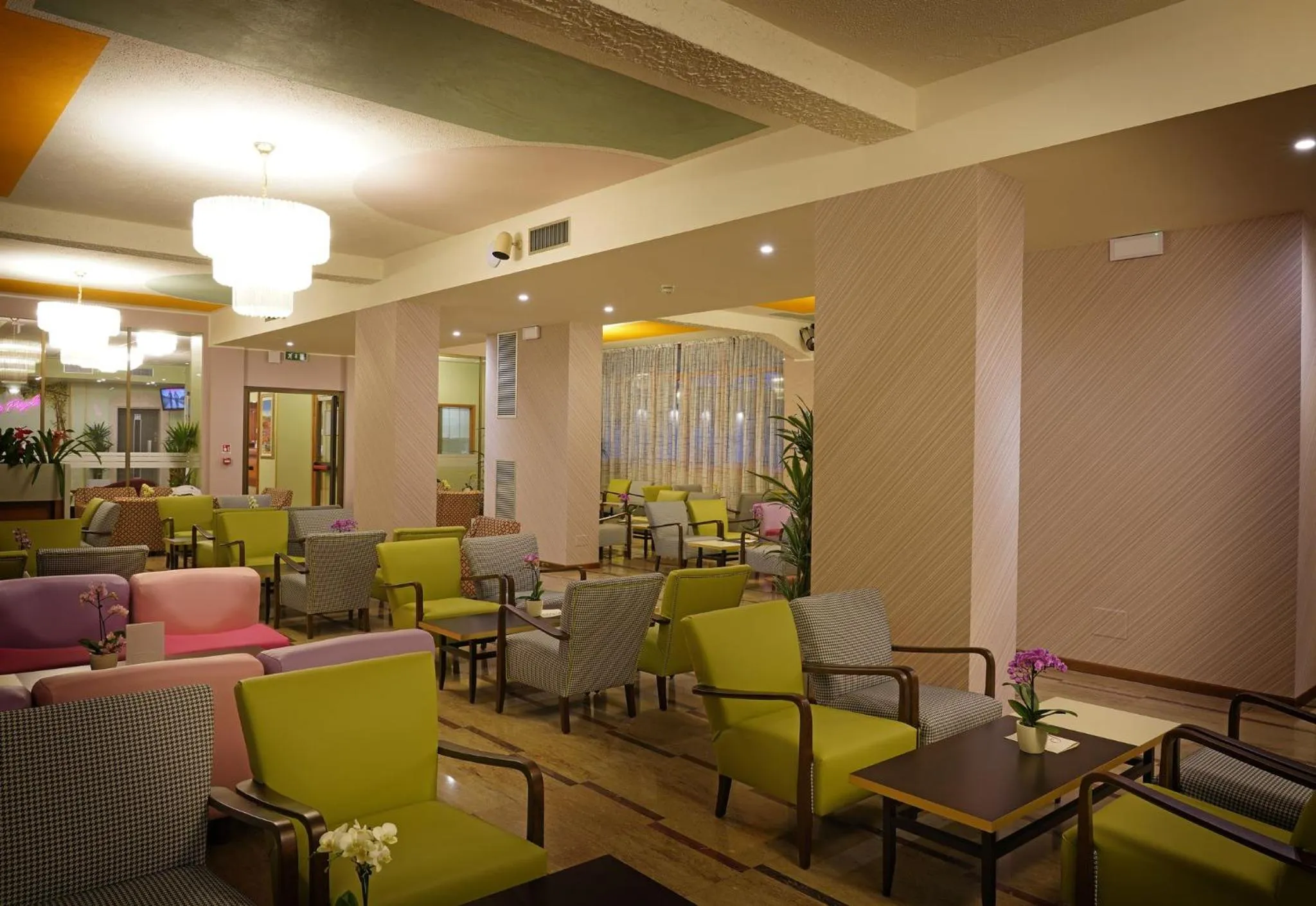 Lounge or bar in Hotel La Perla - Bike Hotel