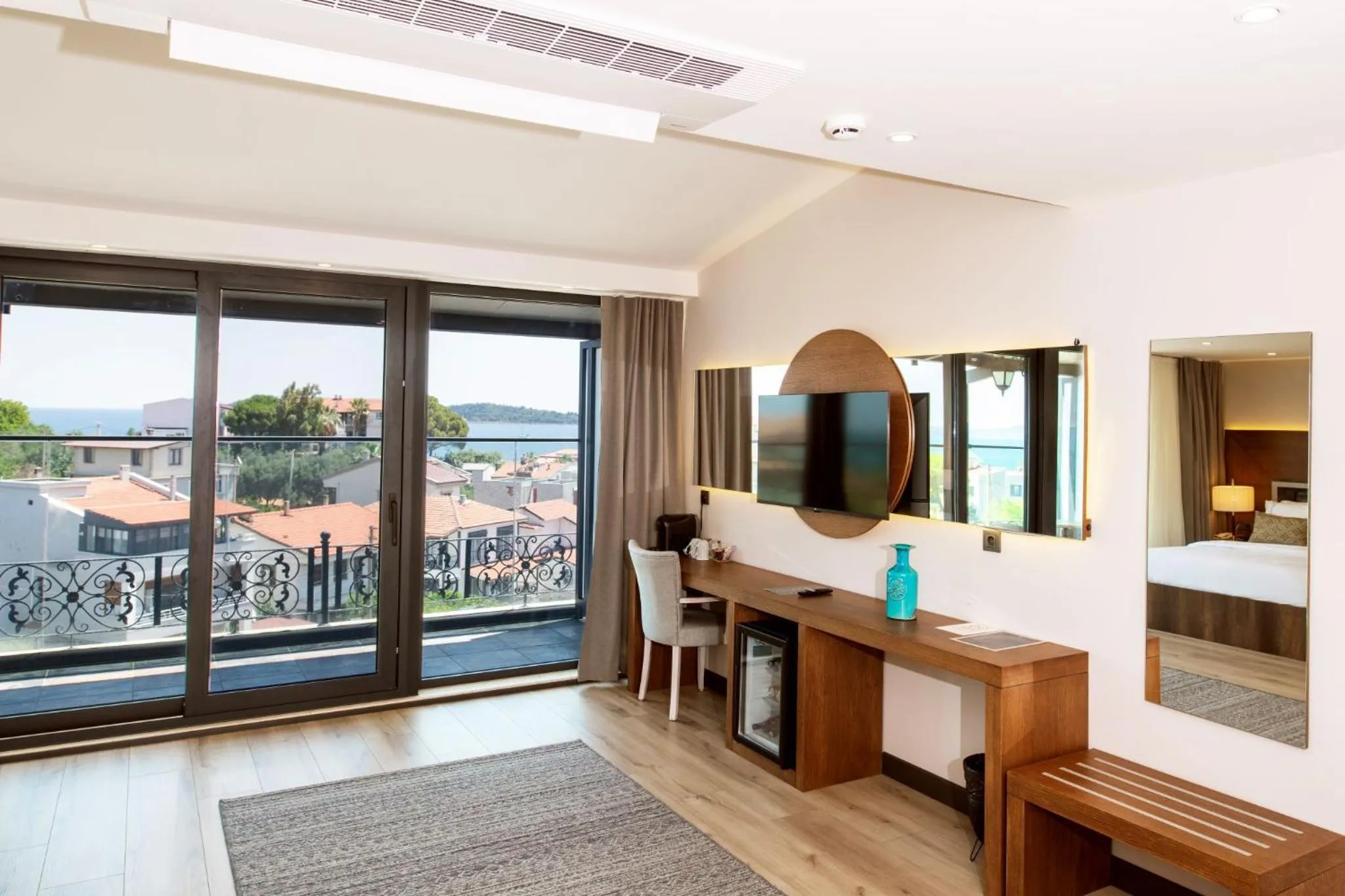 Communal lounge/ TV room in Maison Vourla Hotel