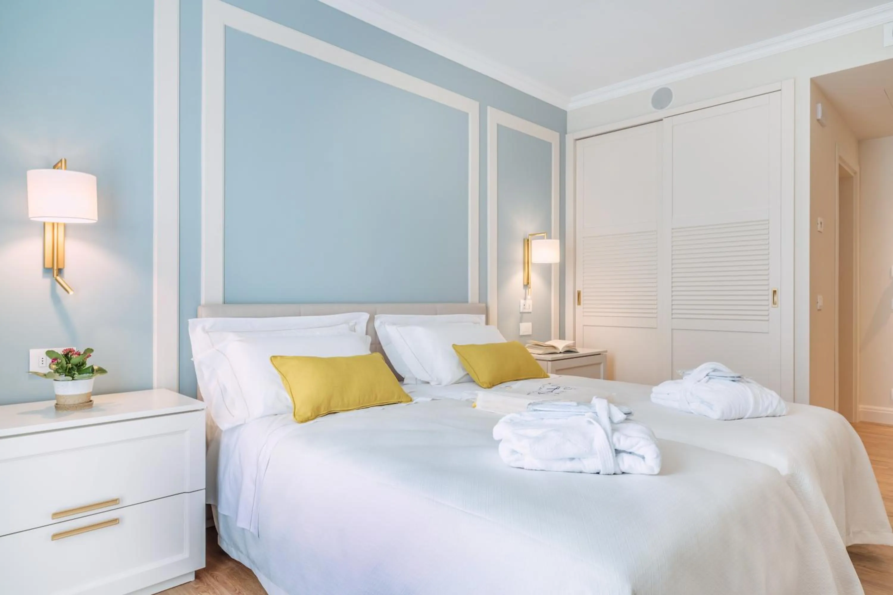 Bedroom, Bed in Sky Pool Hotel Sole Garda