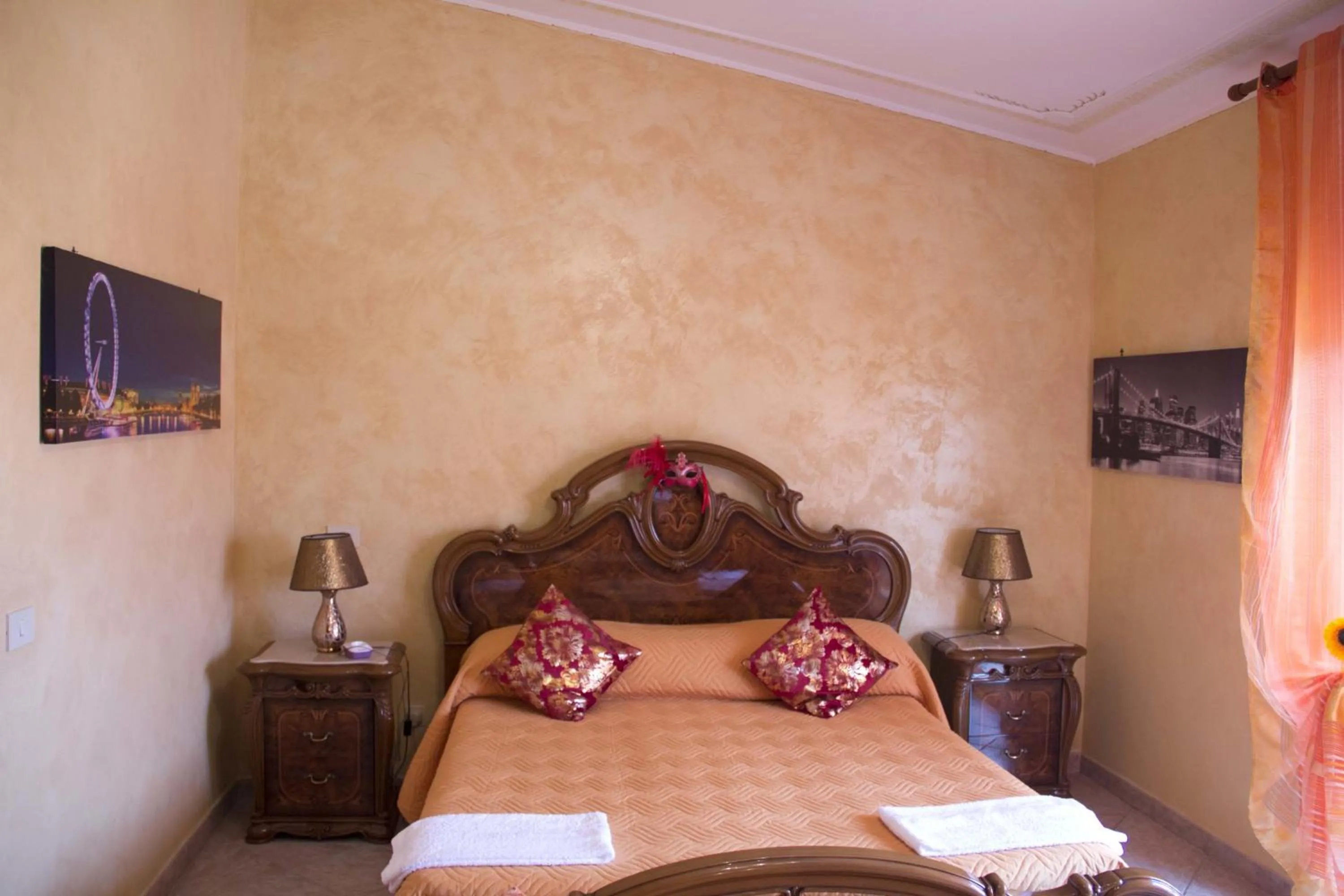 Photo of the whole room, Bed in Bb Smallville