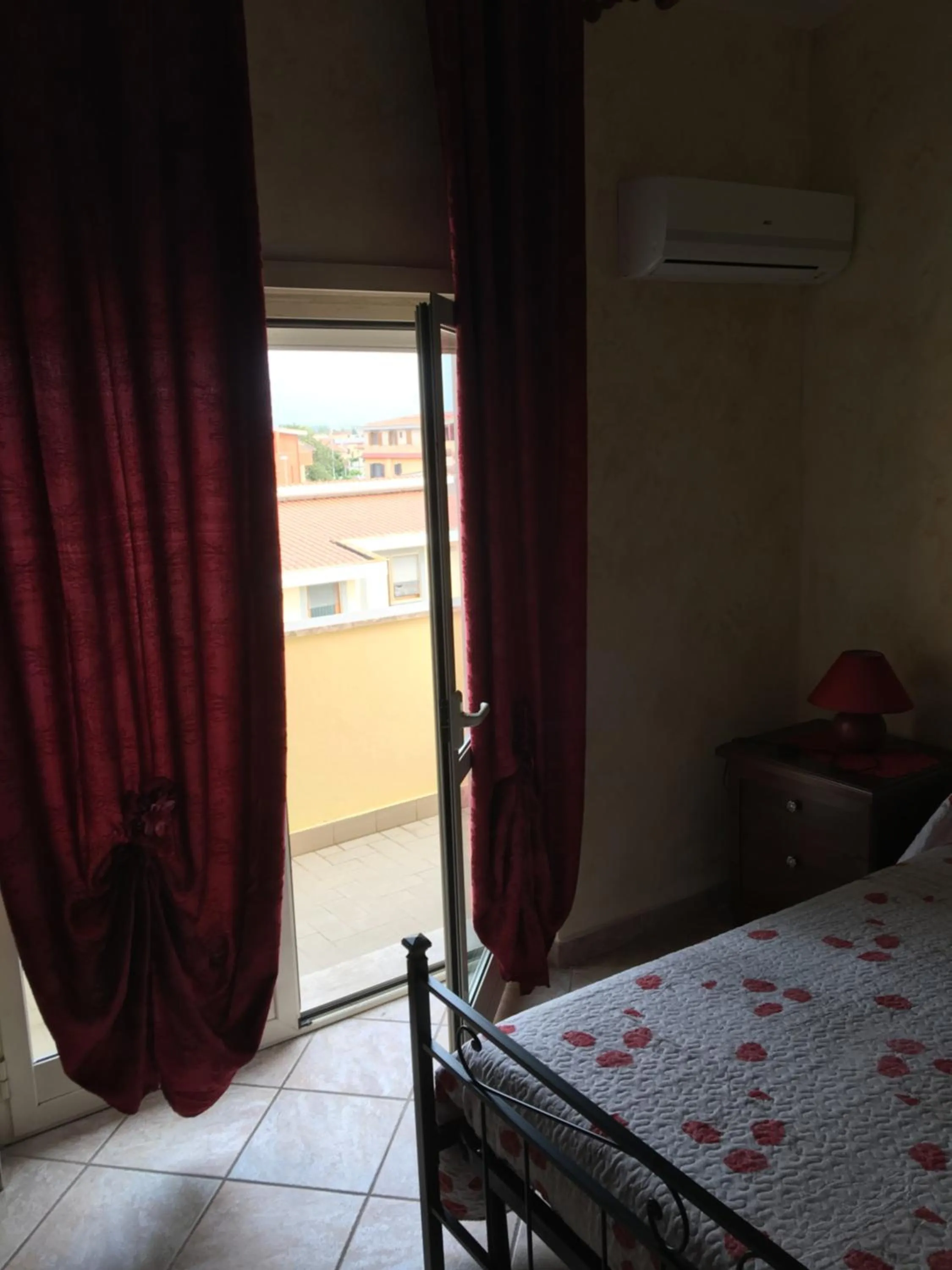 Photo of the whole room, Bed in Bb Smallville