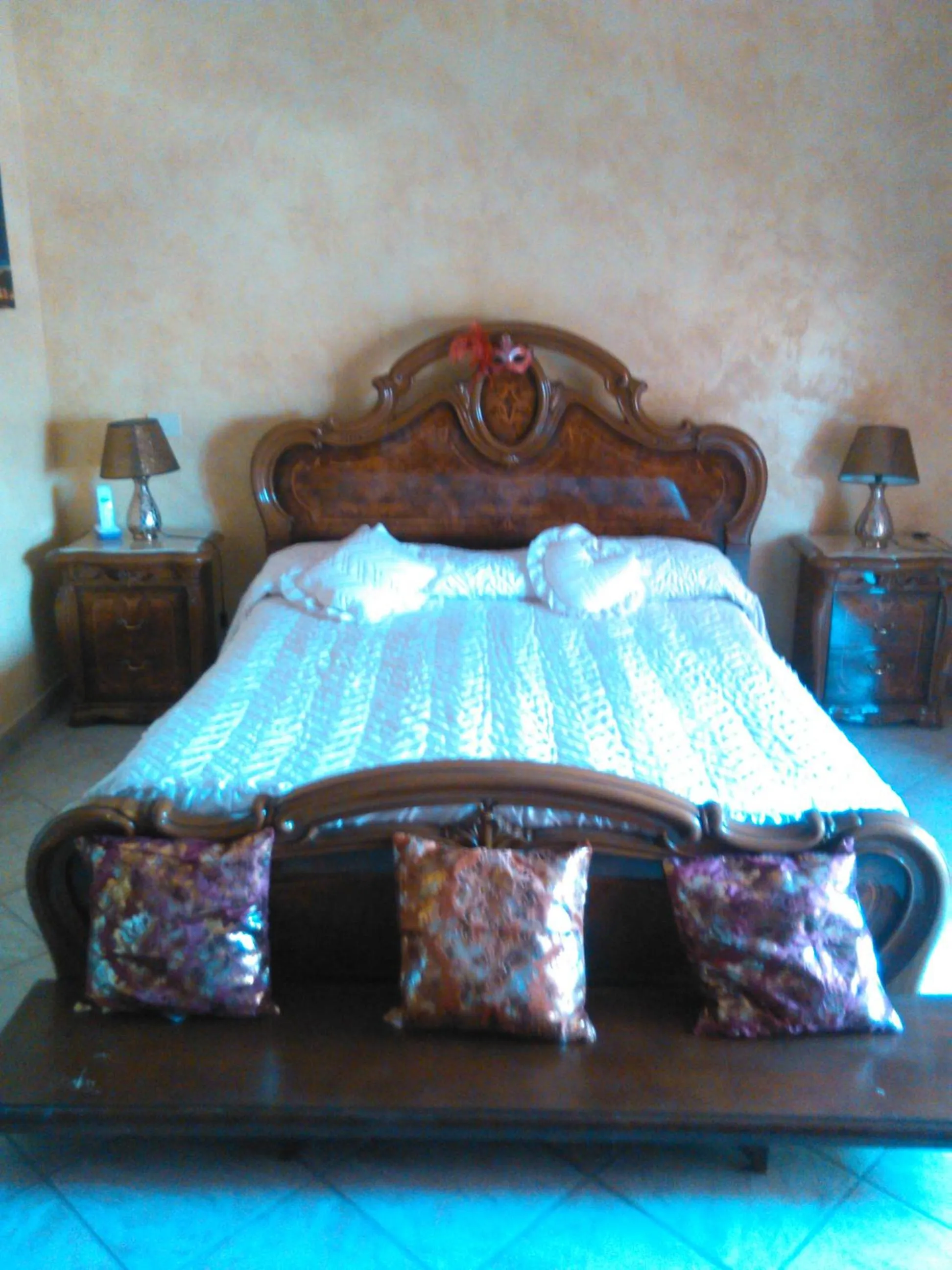 Photo of the whole room, Bed in Bb Smallville