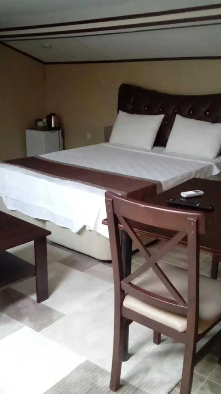 Bed in Lena Central Flats