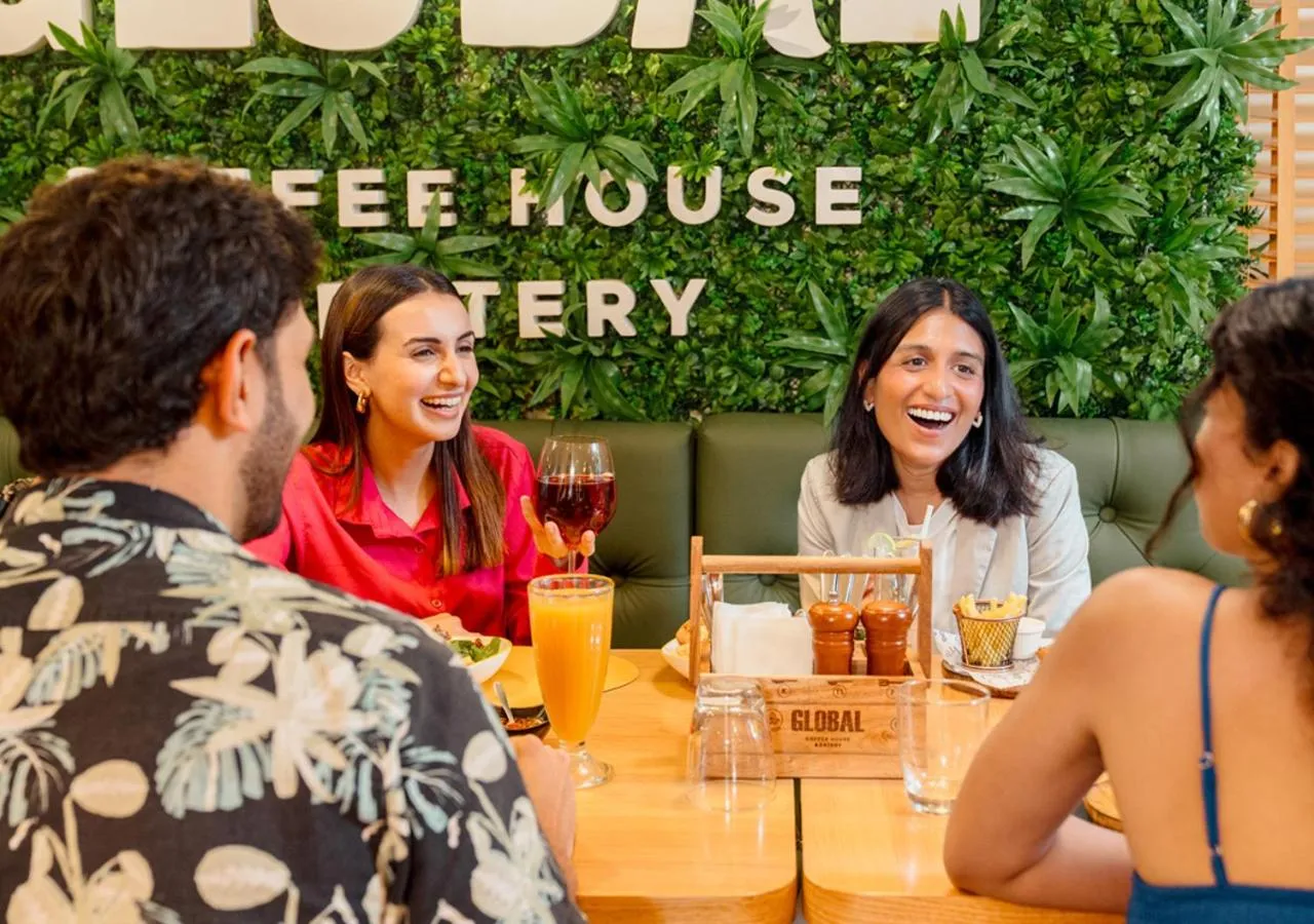 Restaurant/places to eat in Bloom Hotel - BKC Kalina