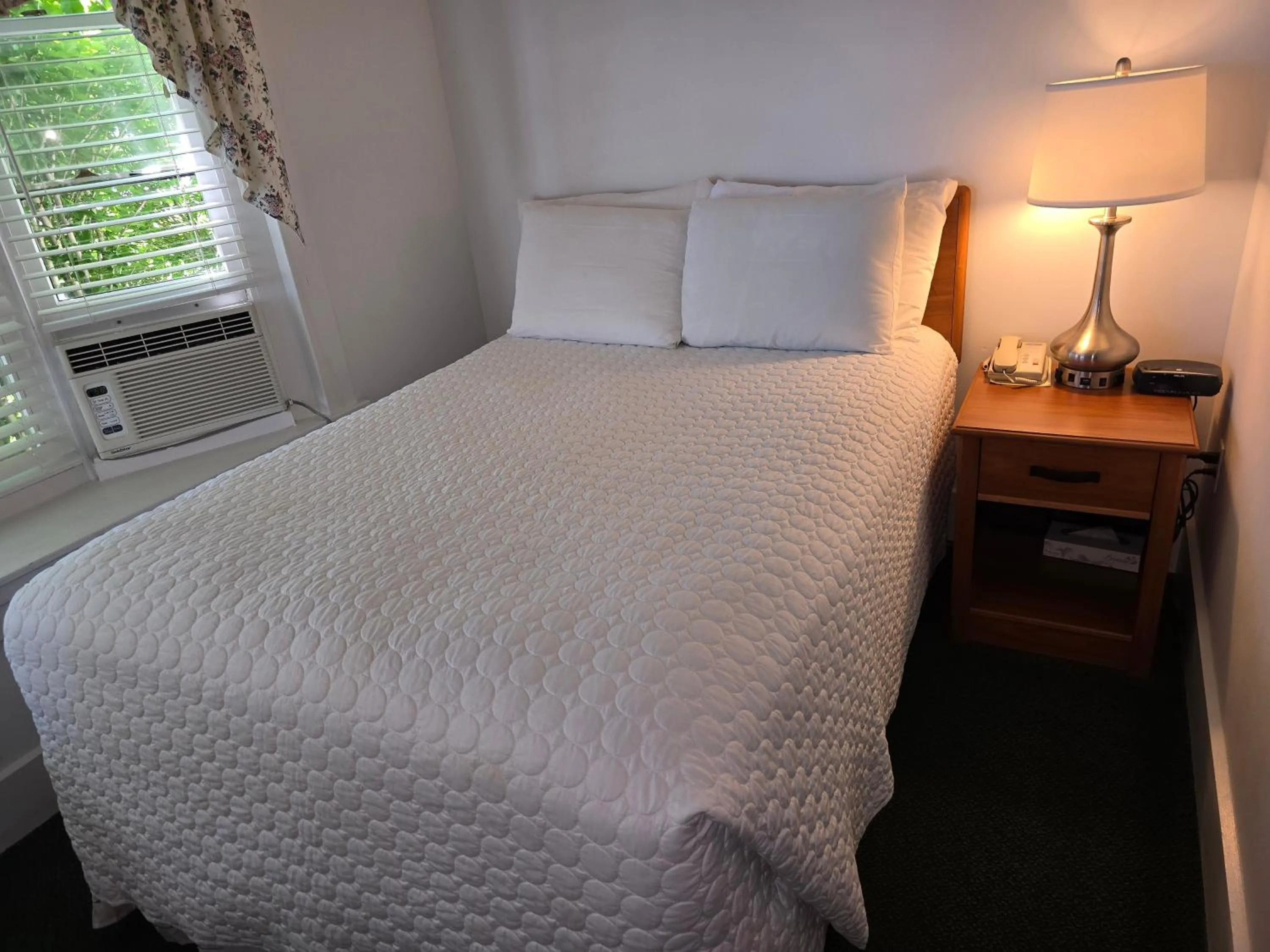 Small Double or Twin Room in Terrace By The Sea
