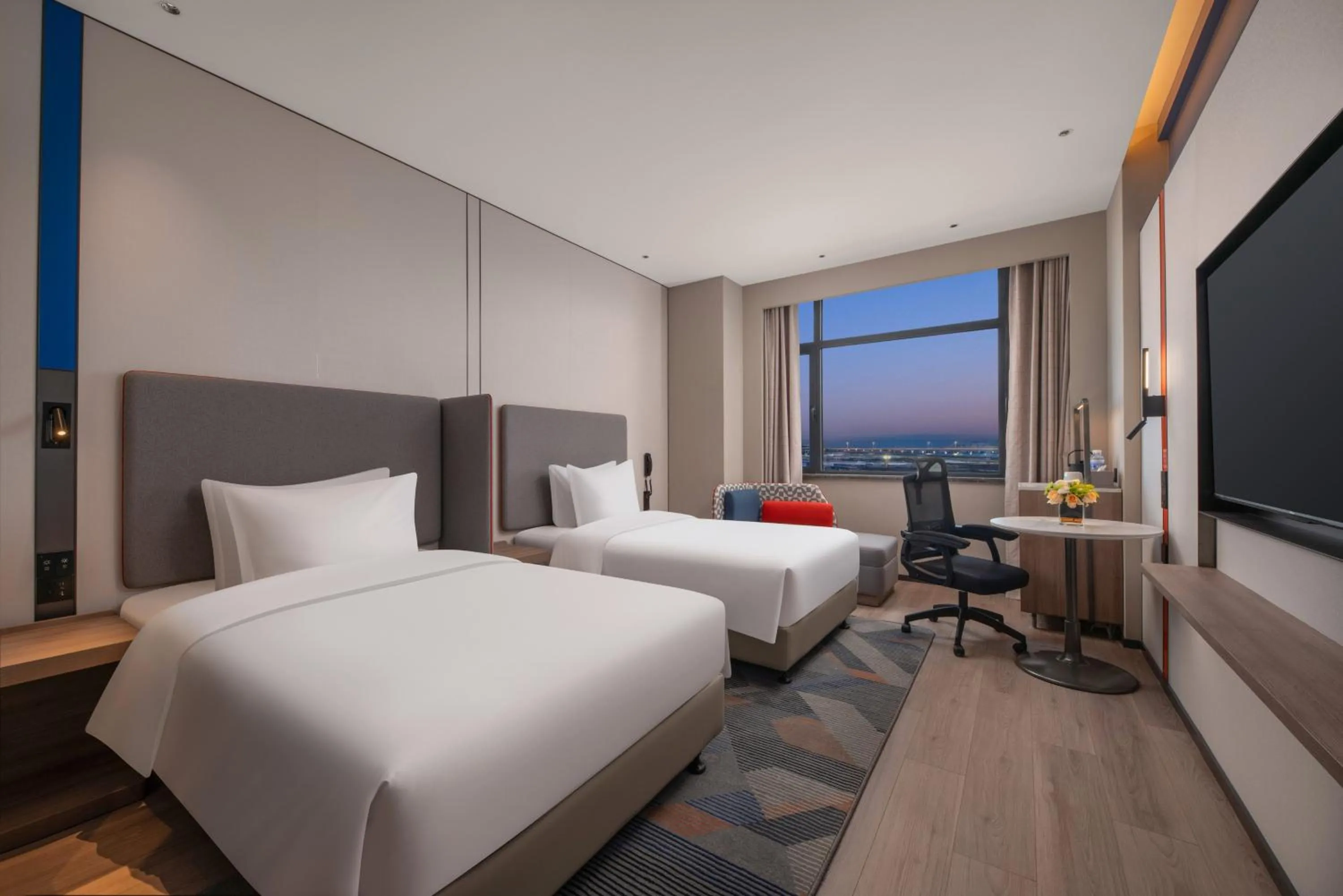 Photo of the whole room, Bed in Holiday Inn Express Qingdao City Balcony by IHG