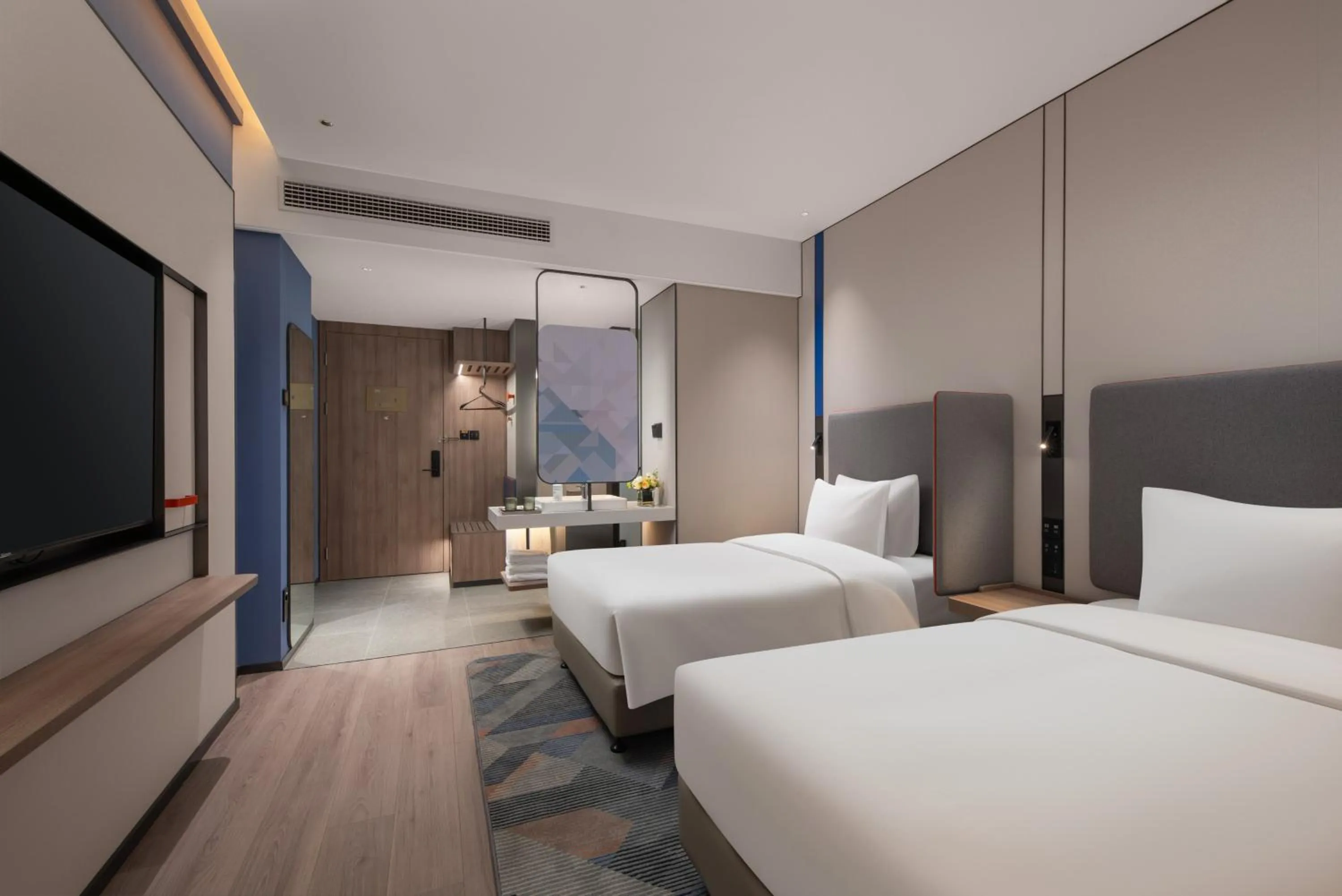 Photo of the whole room, Bed in Holiday Inn Express Qingdao City Balcony by IHG