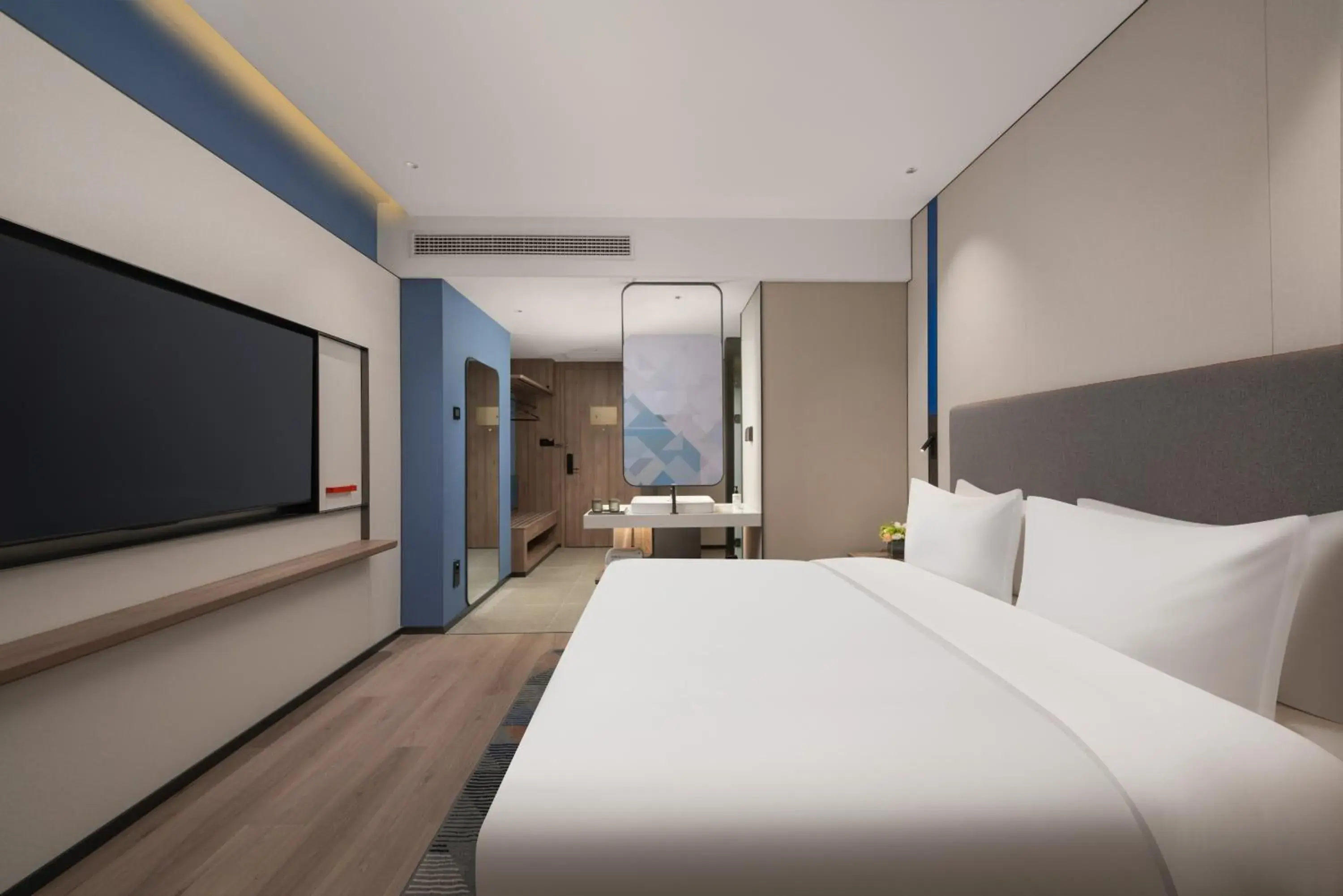 Standard Super King Room in Holiday Inn Express Qingdao City Balcony by IHG Standard Super King Room in Holiday Inn Express Qingdao City Balcony by IHG