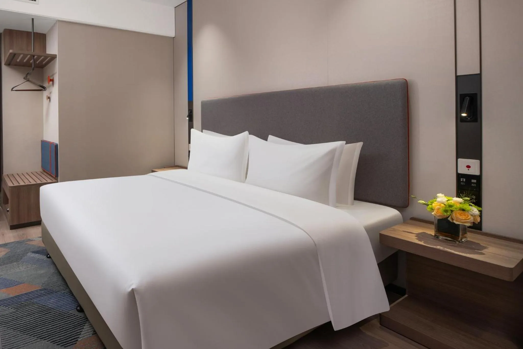 Photo of the whole room, Bed in Holiday Inn Express Qingdao City Balcony by IHG