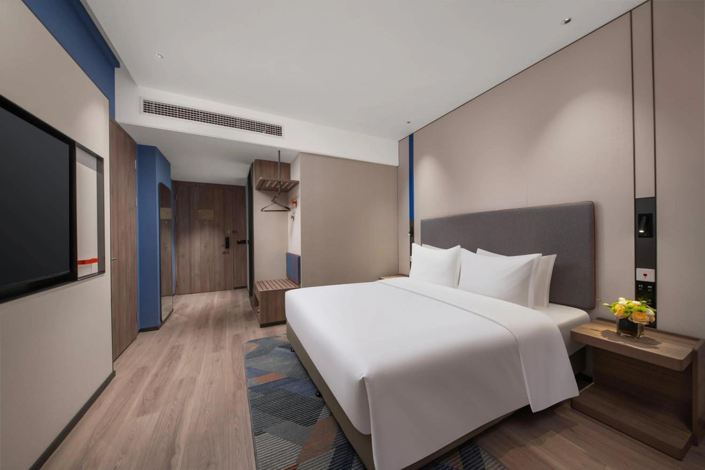 Photo of the whole room, Bed in Holiday Inn Express Qingdao City Balcony by IHG