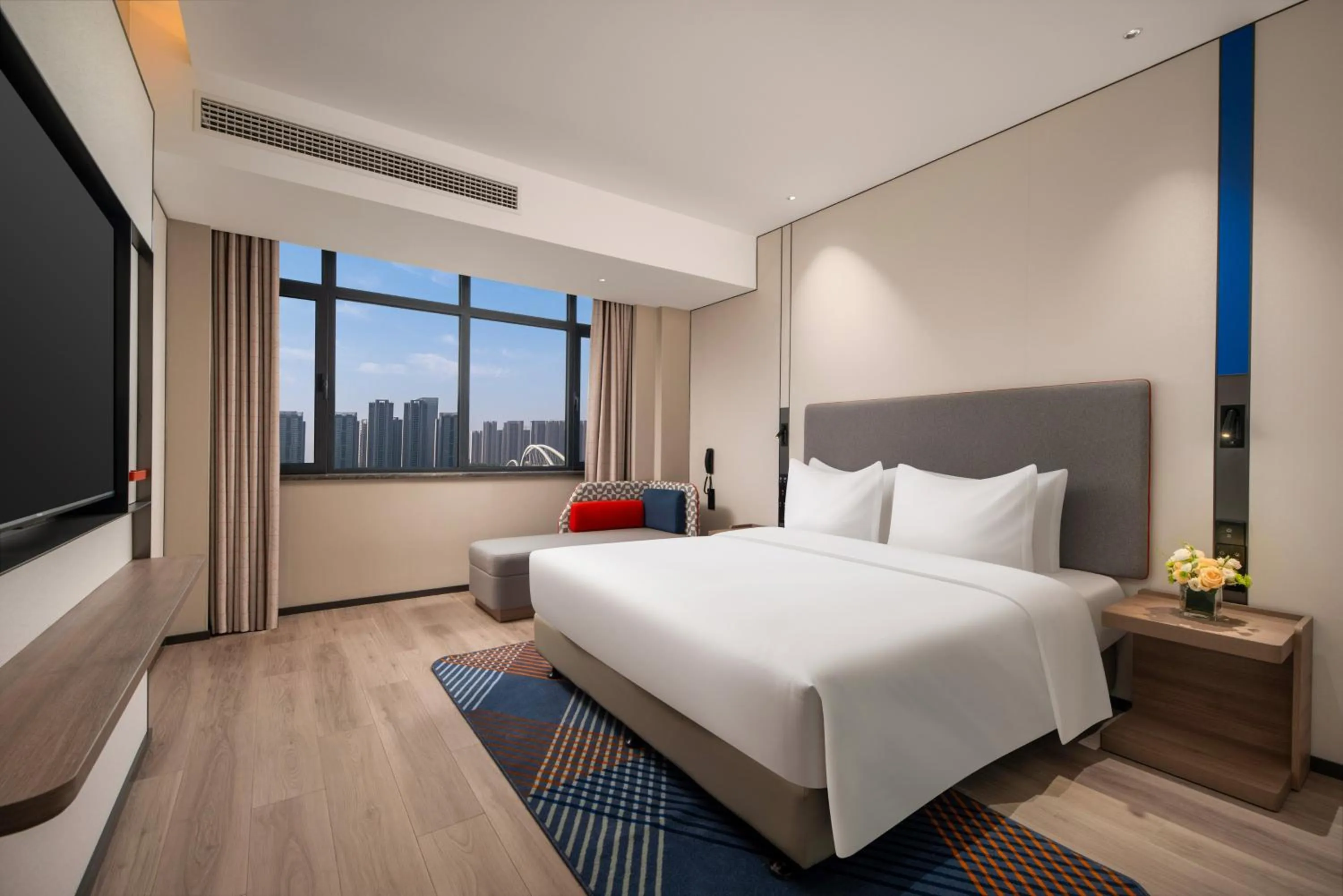 Photo of the whole room, Bed in Holiday Inn Express Qingdao City Balcony by IHG
