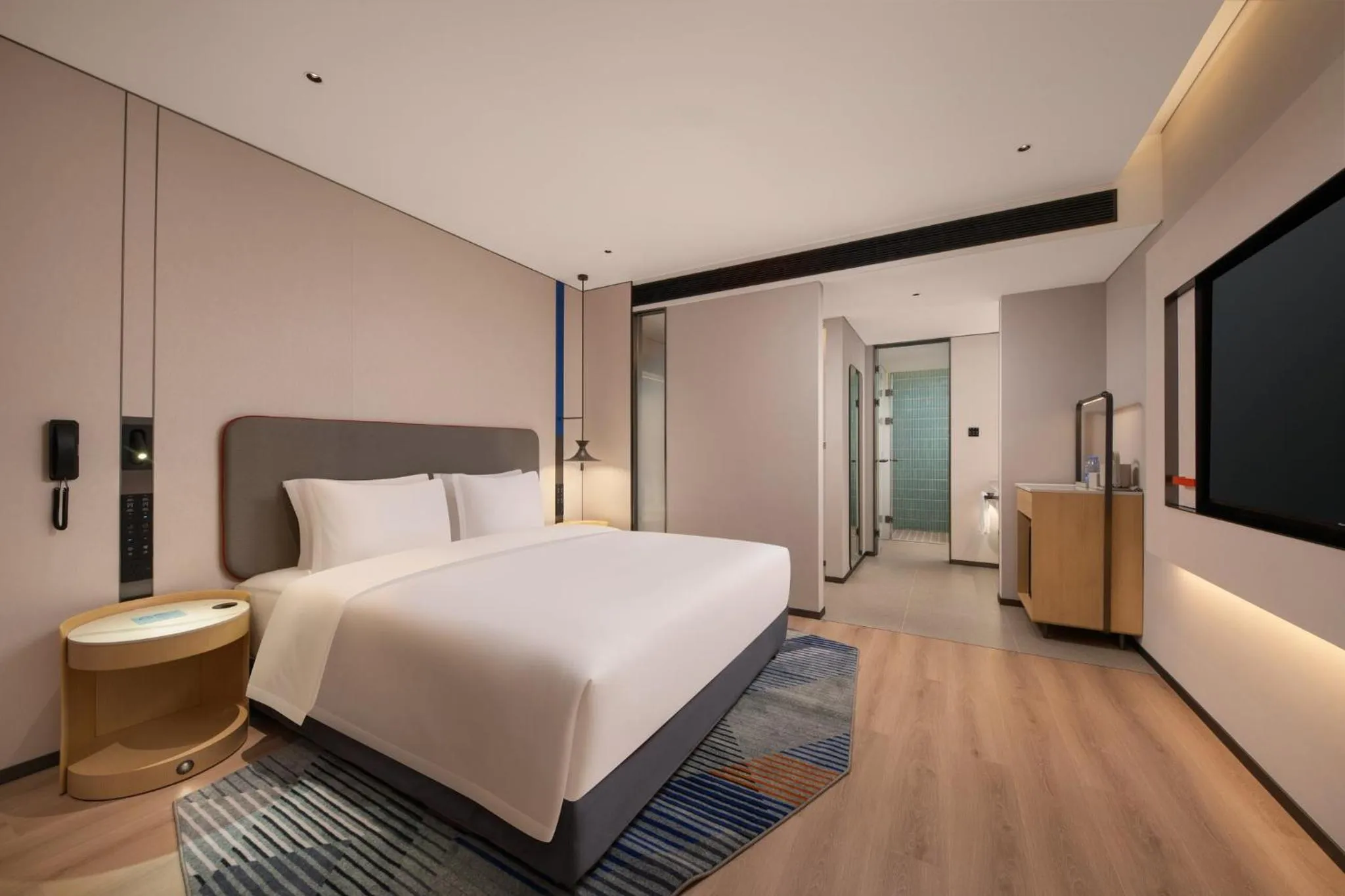 Photo of the whole room, Bed in Holiday Inn Express Wuhan Jianghan Road by IHG