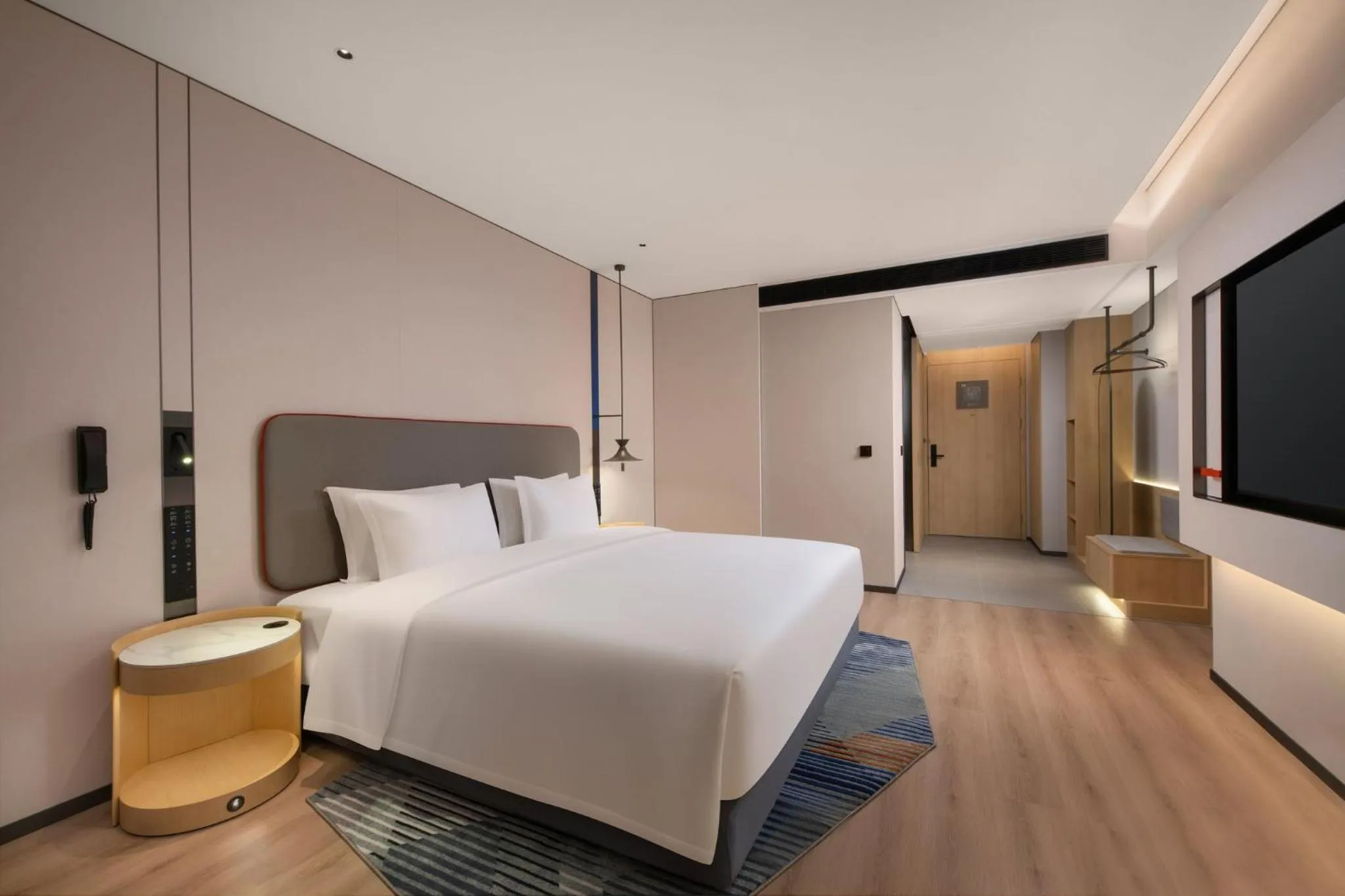Photo of the whole room, Bed in Holiday Inn Express Wuhan Jianghan Road by IHG