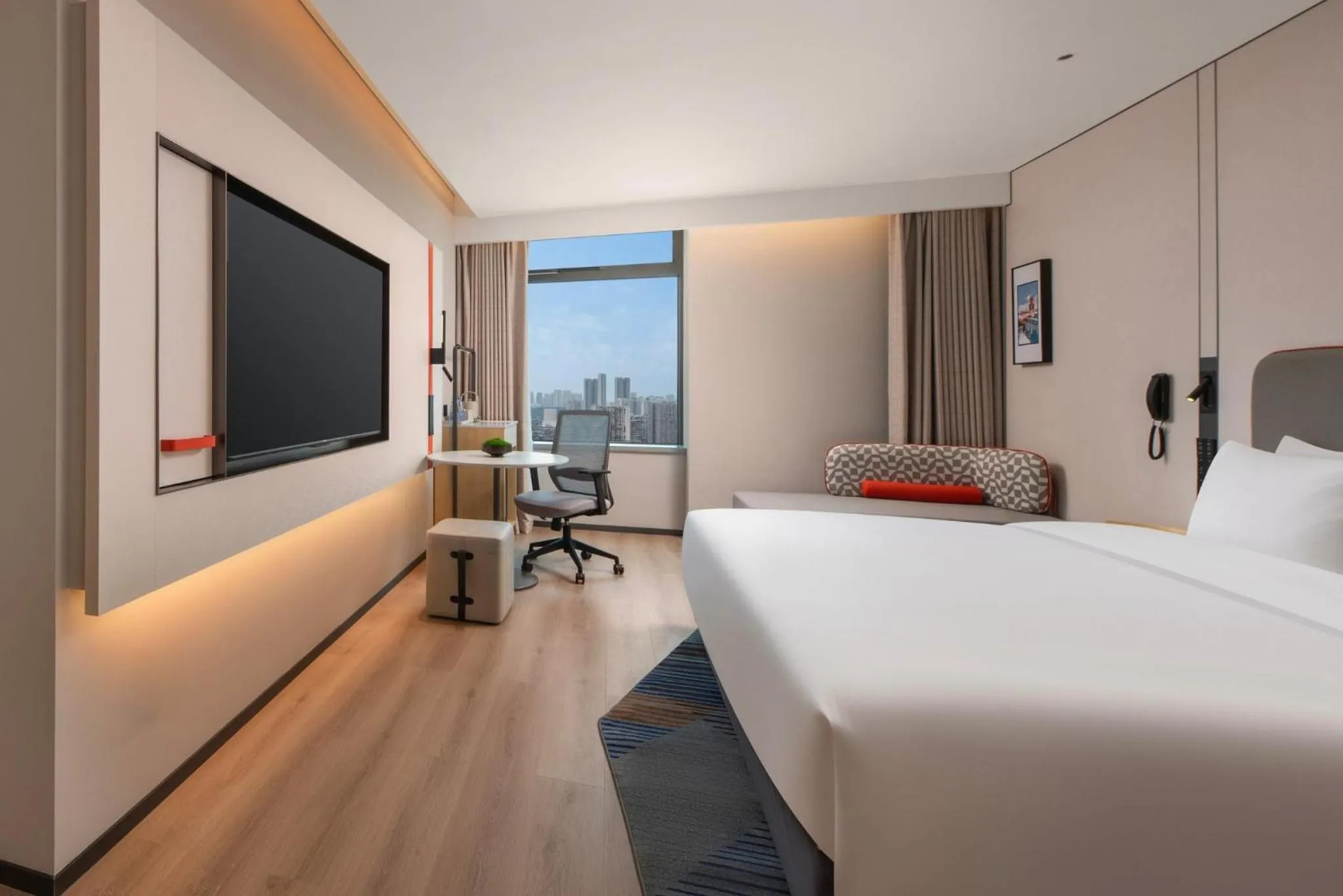 Photo of the whole room, Bed in Holiday Inn Express Wuhan Jianghan Road by IHG