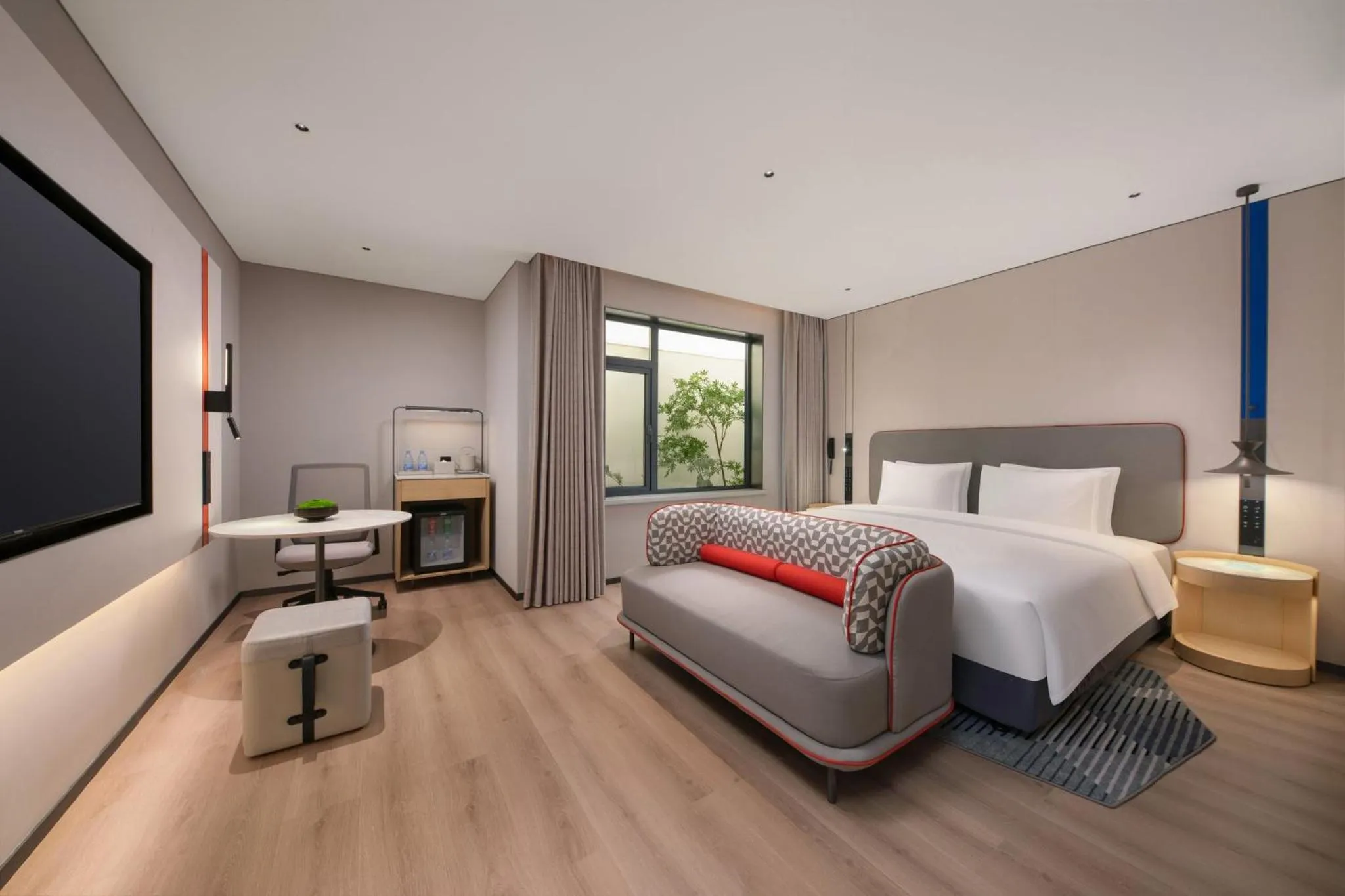 Photo of the whole room, Bed in Holiday Inn Express Wuhan Jianghan Road by IHG