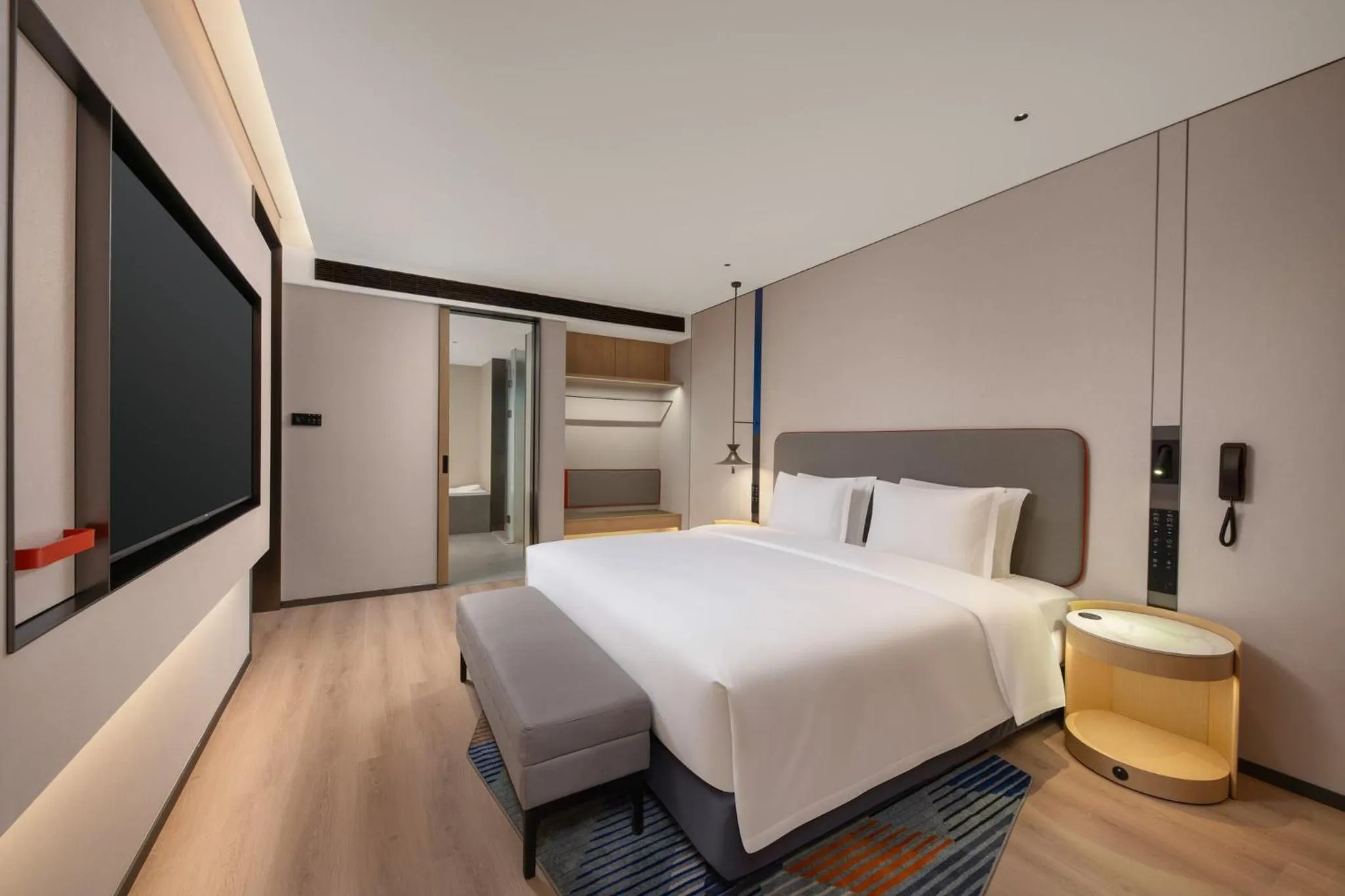 Photo of the whole room, Bed in Holiday Inn Express Wuhan Jianghan Road by IHG
