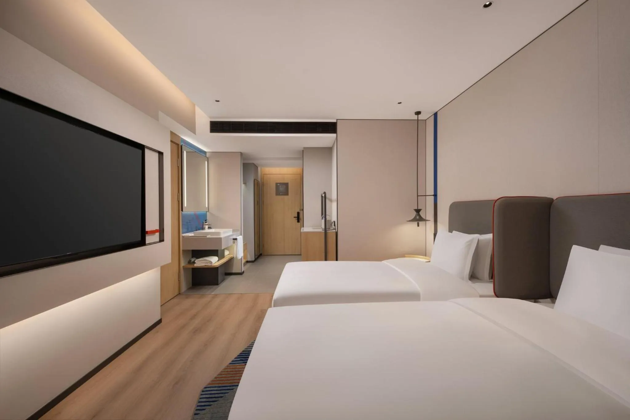 Photo of the whole room, Bed in Holiday Inn Express Wuhan Jianghan Road by IHG