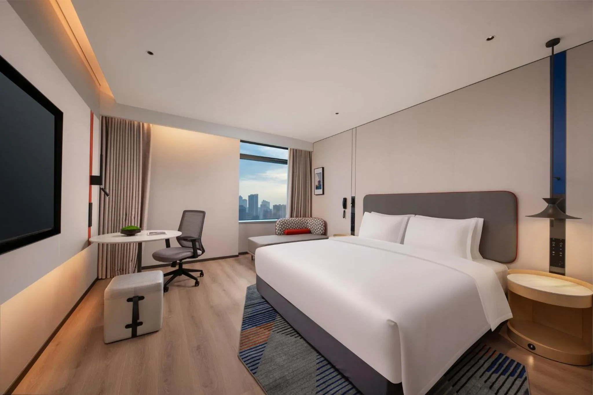 Photo of the whole room, Bed in Holiday Inn Express Wuhan Jianghan Road by IHG