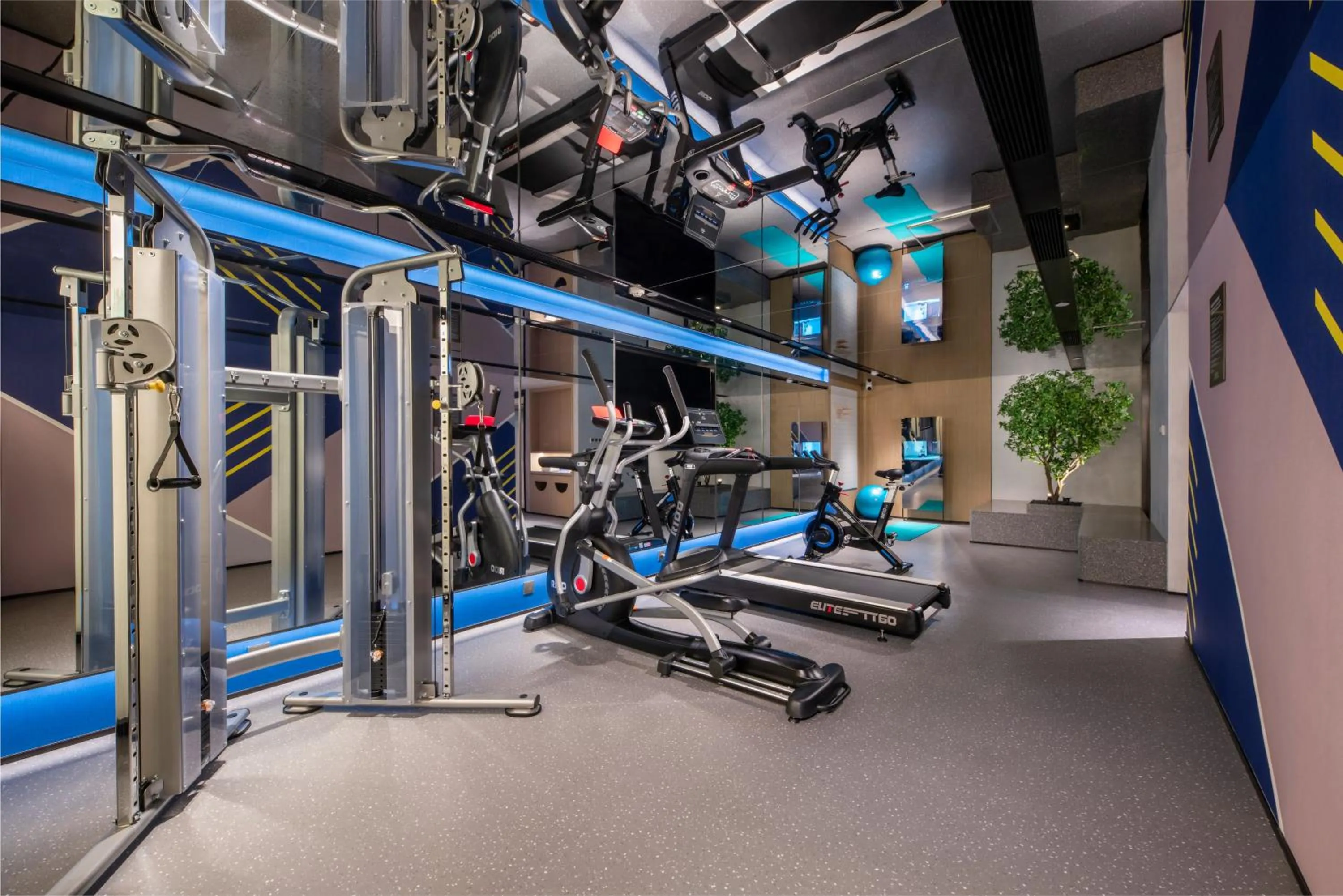 Fitness centre/facilities in Holiday Inn Express Wuhan Jianghan Road by IHG