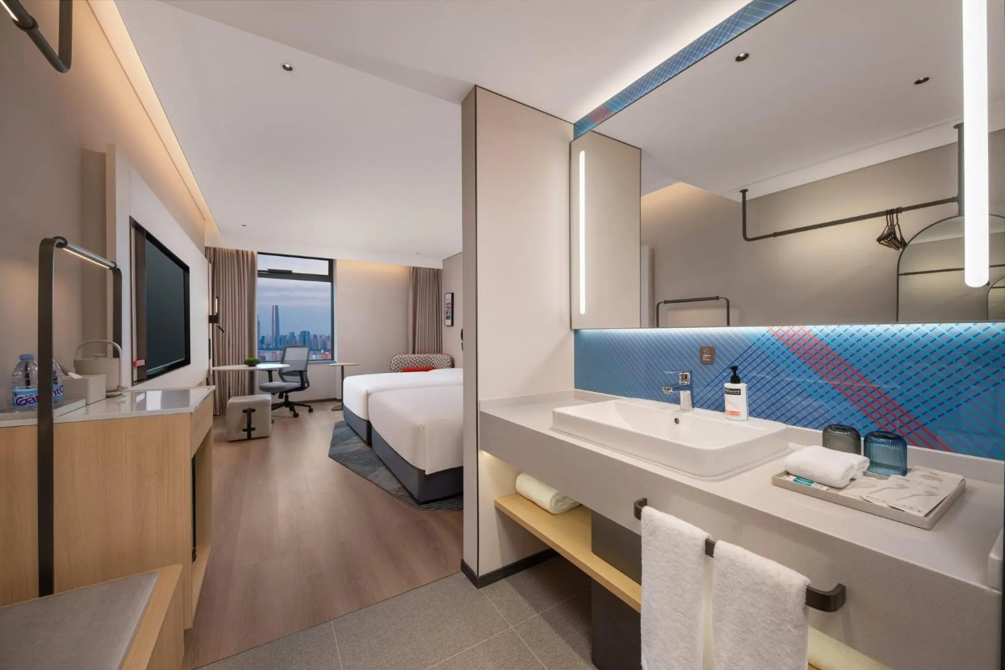 Photo of the whole room, Bed in Holiday Inn Express Wuhan Jianghan Road by IHG