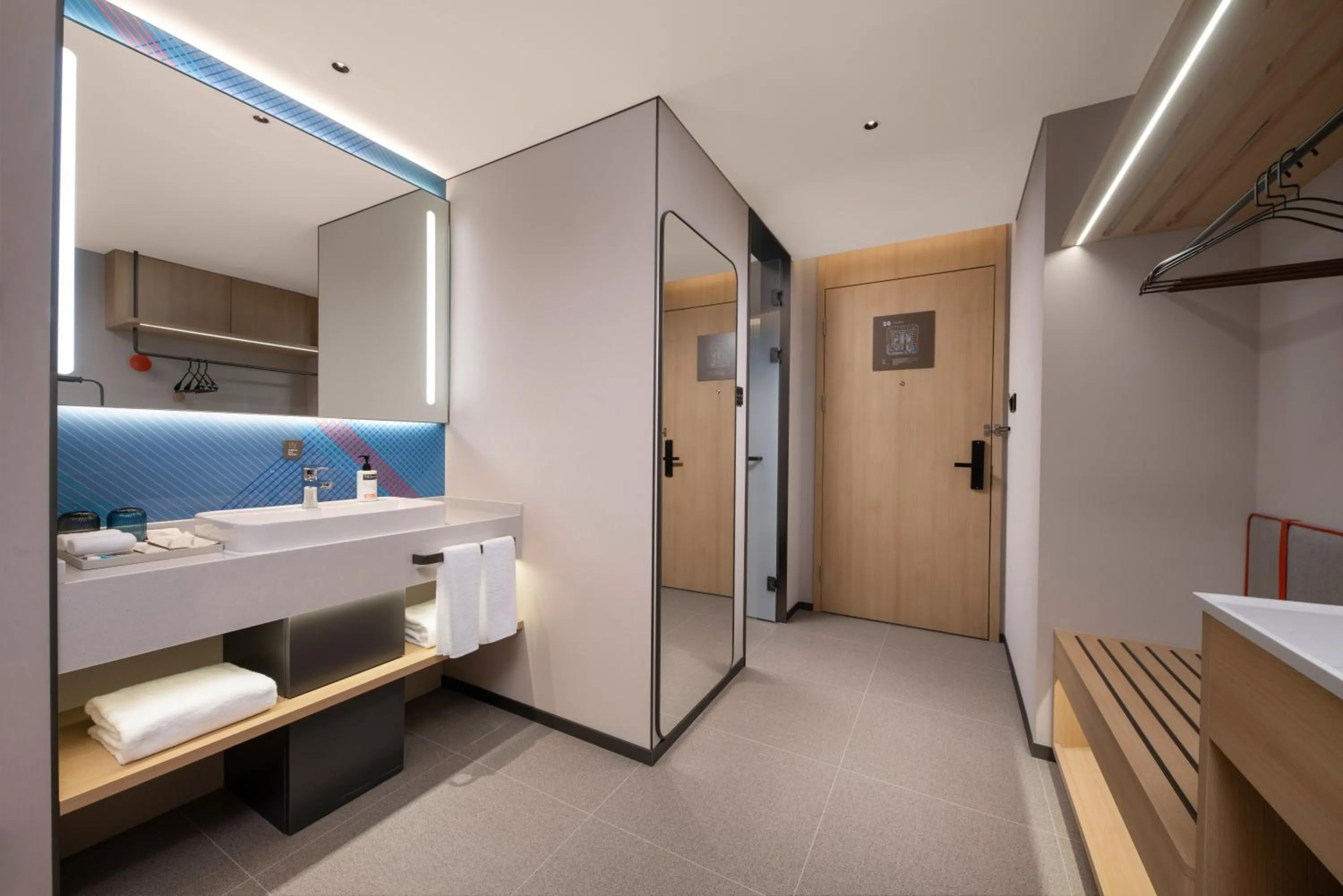 Photo of the whole room, Bed in Holiday Inn Express Wuhan Jianghan Road by IHG