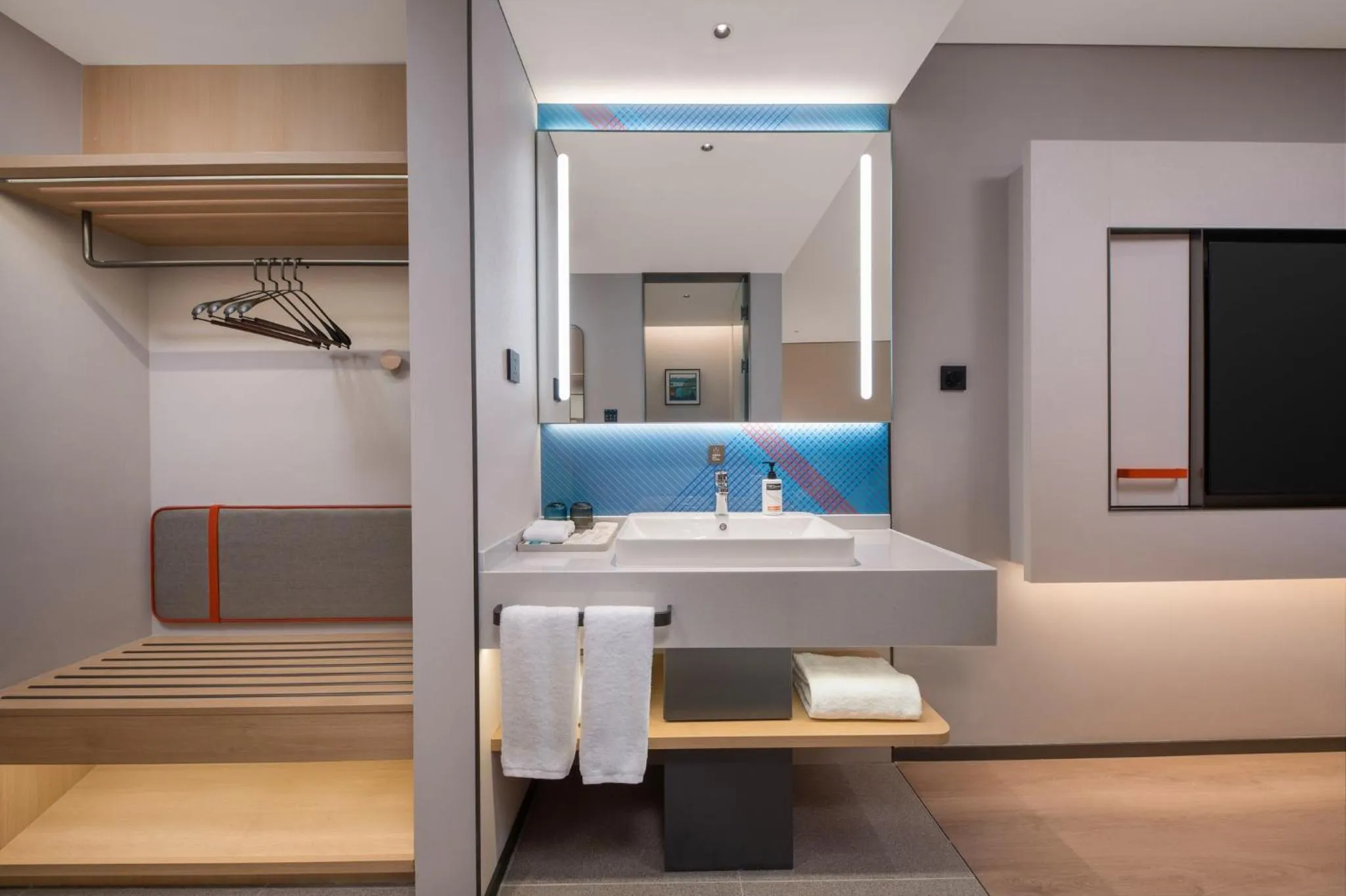 Photo of the whole room in Holiday Inn Express Wuhan Jianghan Road by IHG