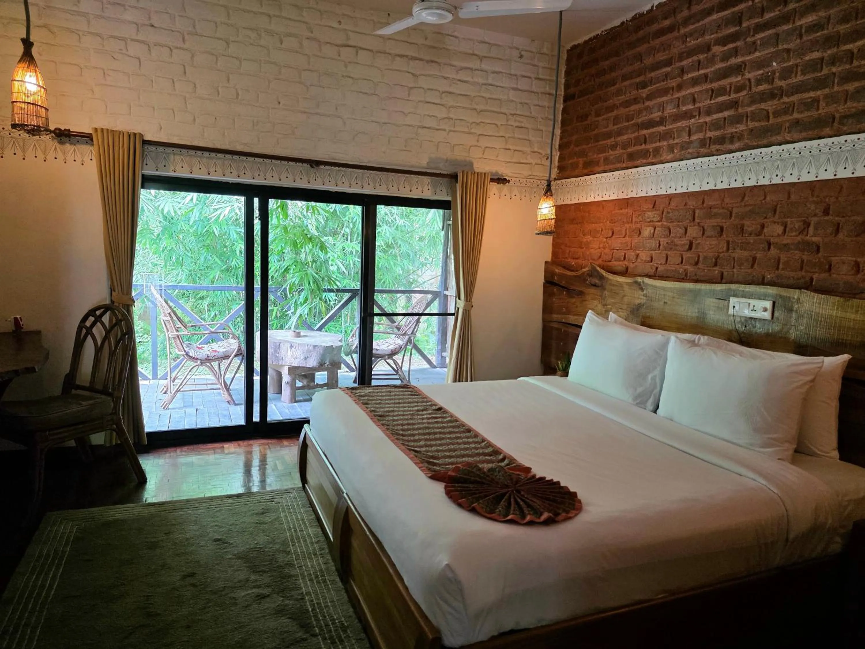Bed in Siddhartha Wildlife Retreat