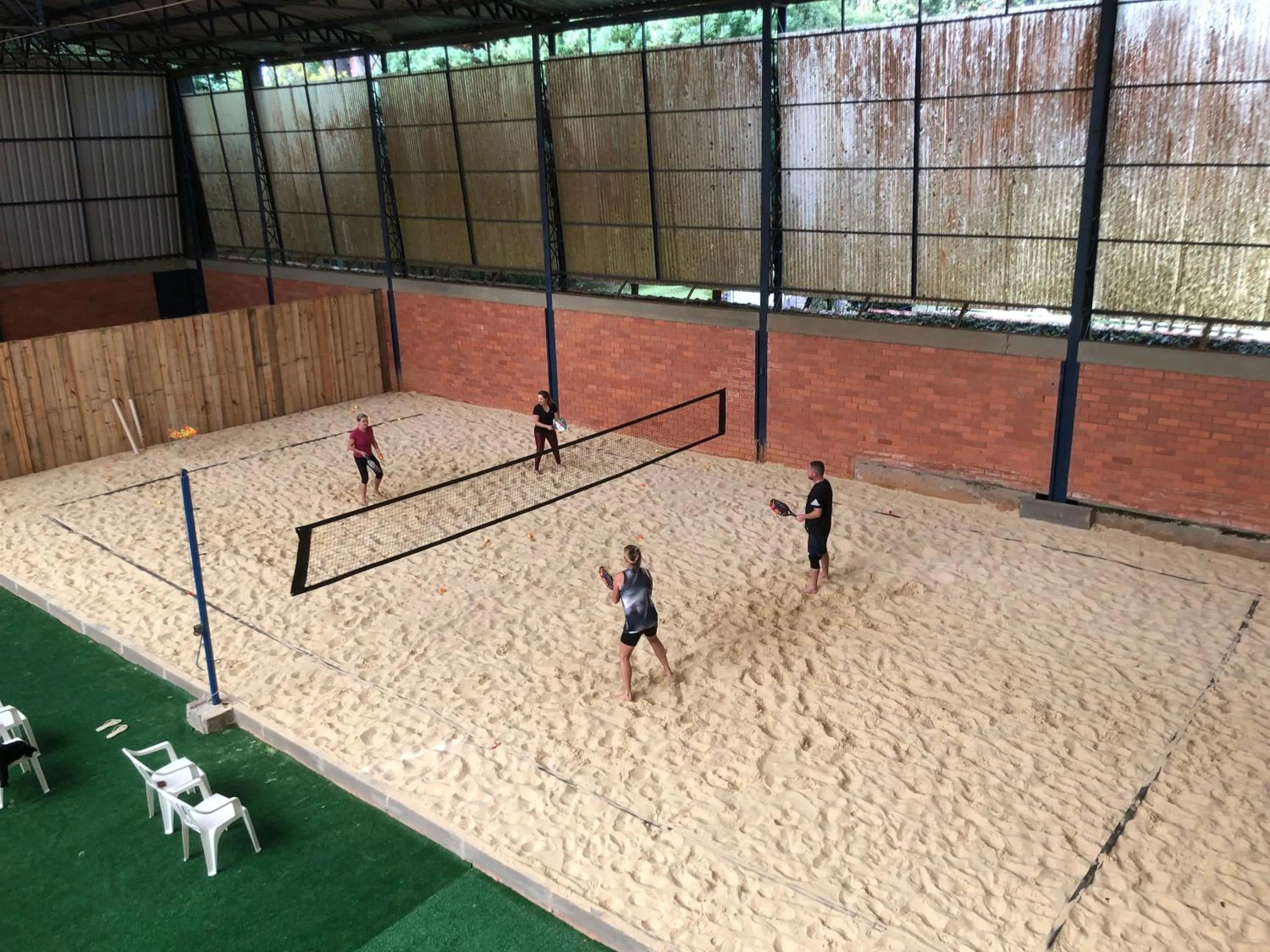 Fitness centre/facilities in Estalagem Vila Suzana - Quadra de Beach Tennis Indoor