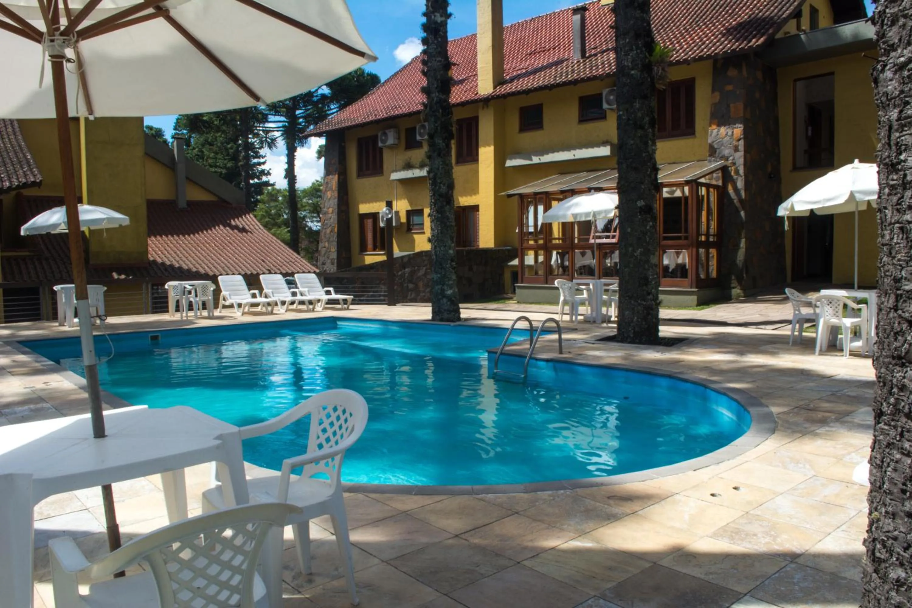 Swimming pool in Estalagem Vila Suzana - Quadra de Beach Tennis Indoor