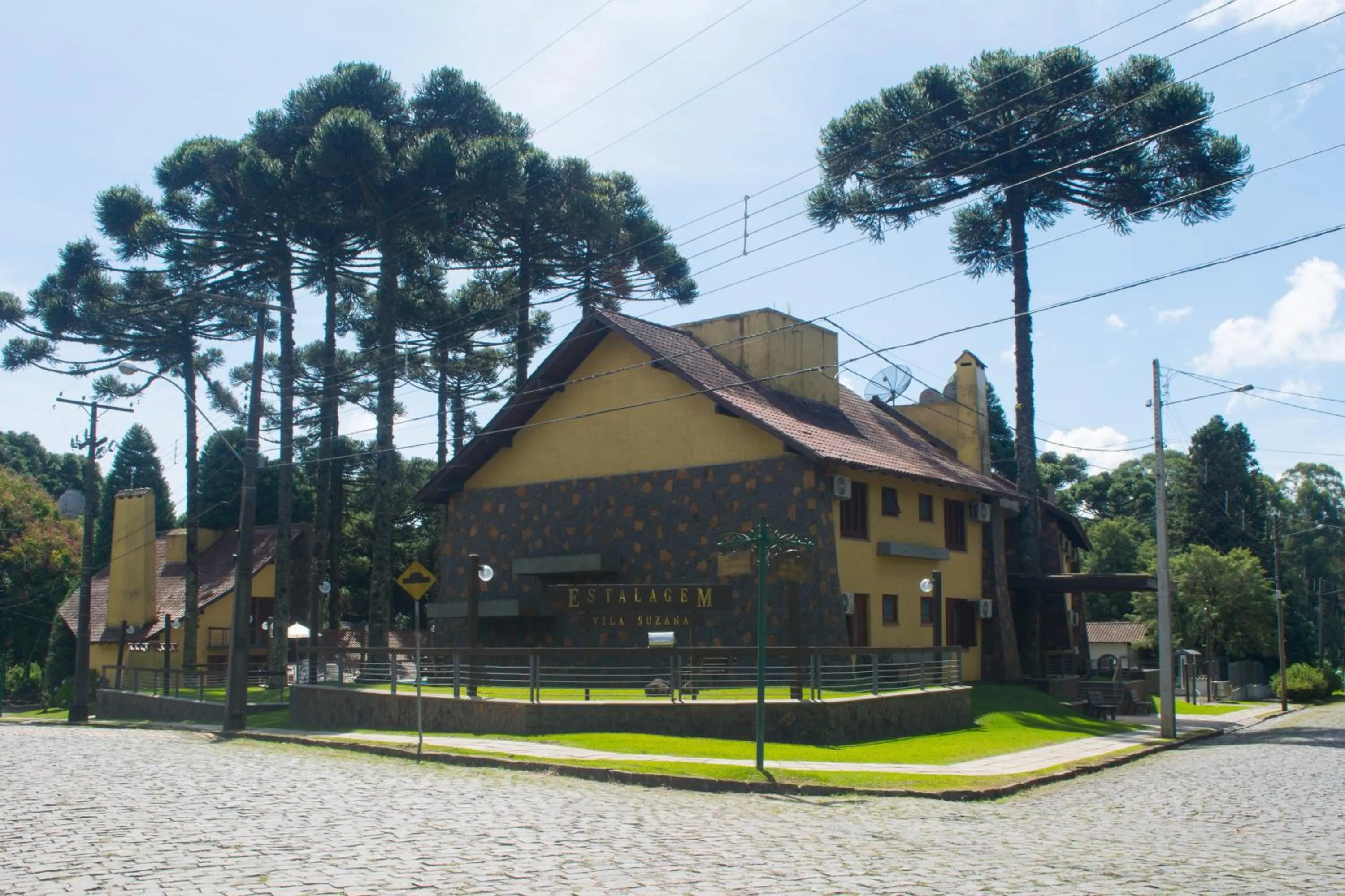 Facade/entrance in Estalagem Vila Suzana - Quadra de Beach Tennis Indoor